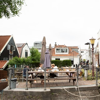 Café ’t Sluisje mag een van de twee picknicktafels alsnog te