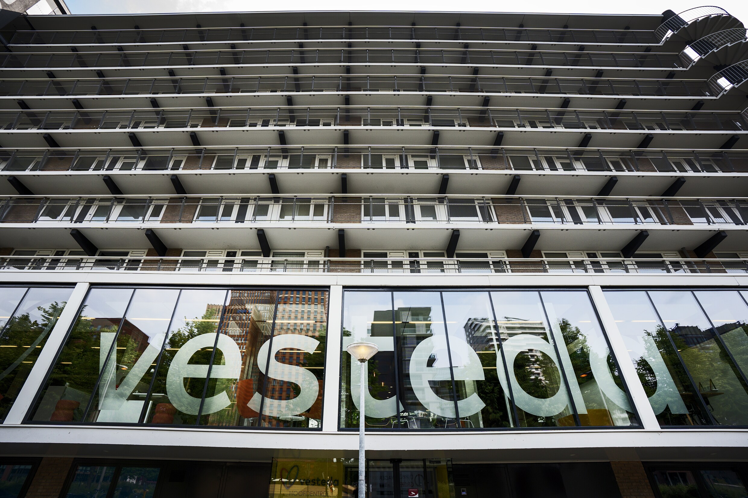 Vesteda neemt maatregelen tegen opdringerige woningzoekenden | Het Parool
