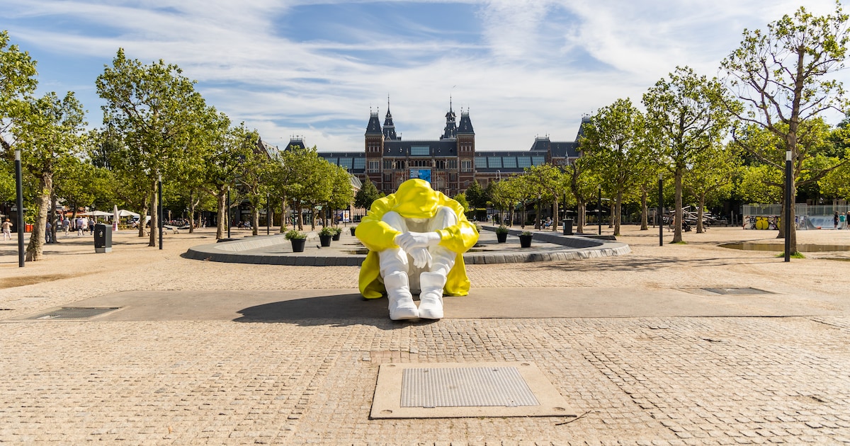 Metershoge Ineengedoken Tiener Op Het Museumplein Vraagt Aandacht Voor ...