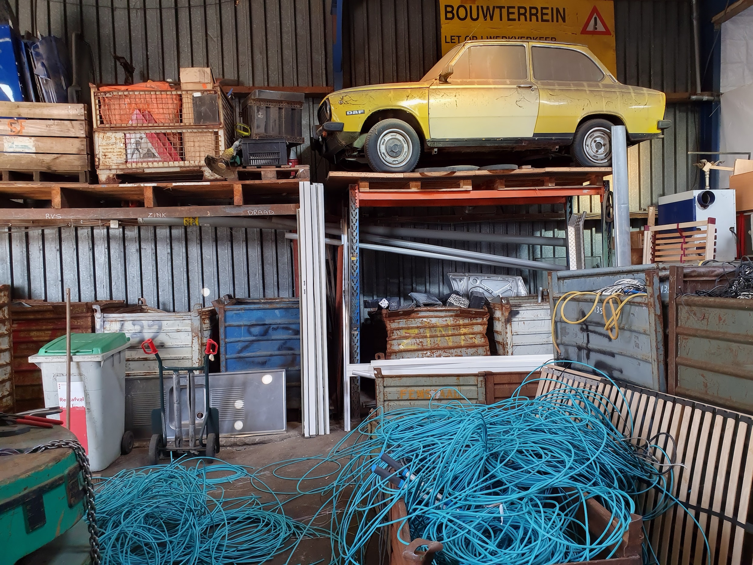 Gordijnrails, koekenpan, fietsbeldop, kabels: oudijzerhandel Strube moet  plaatsmaken voor nieuwe woonwijk, maar krijgt nog volop schroot binnen | Het  Parool