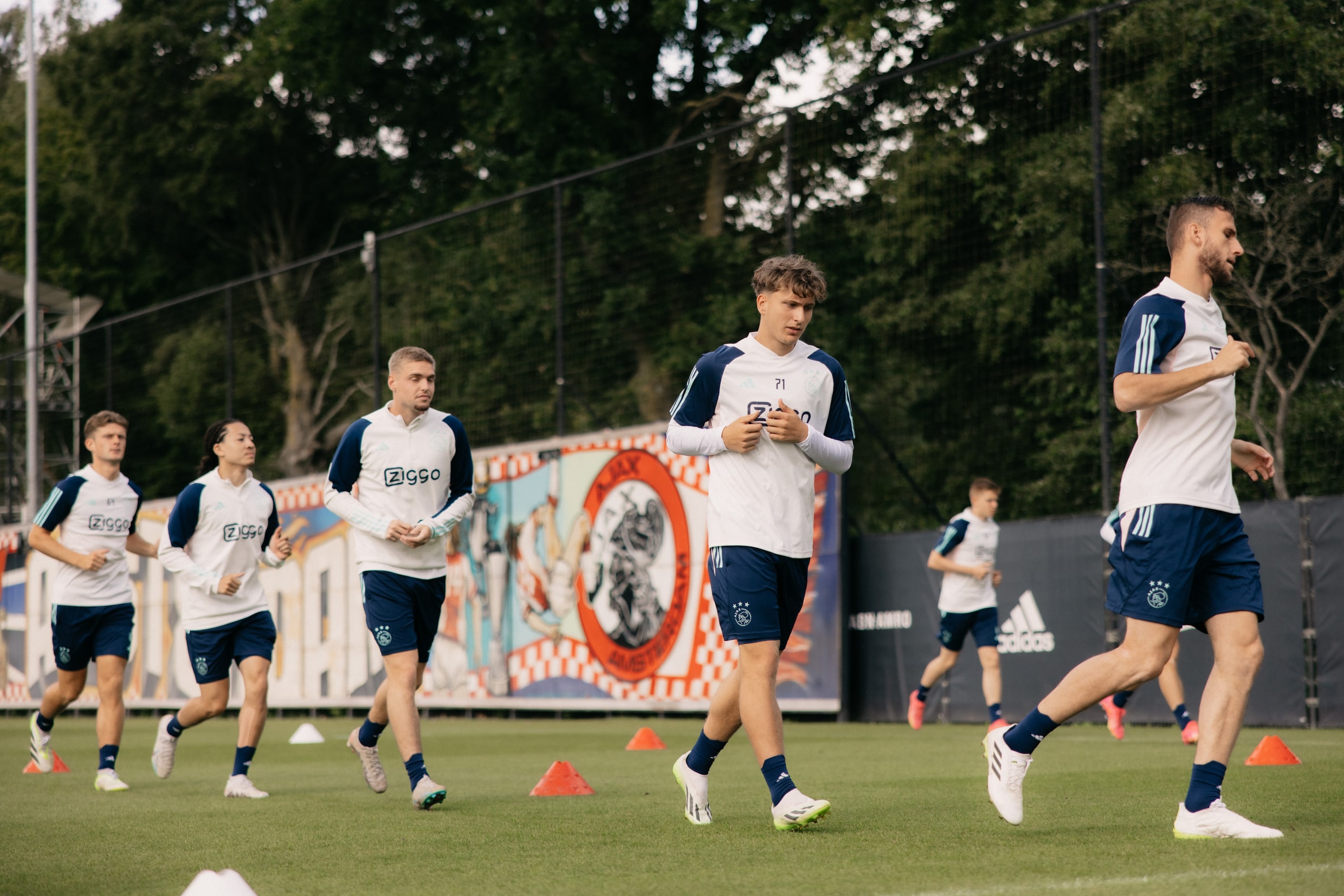 Jonge Belg Mika Godts valt op bij Ajax op trainingskamp: ‘Ik voel dat 