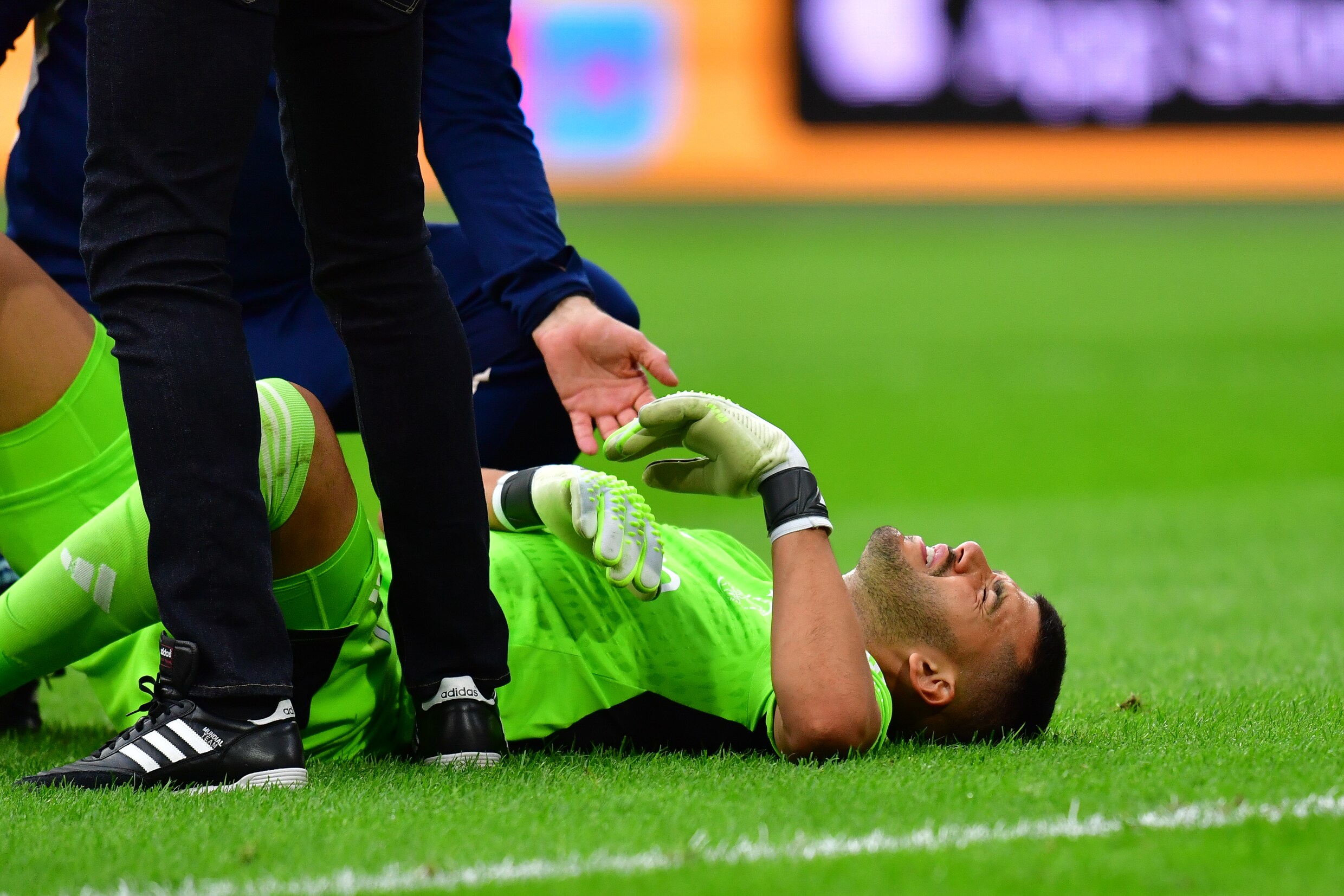 Domper voor Ajax: doelman Gerónimo Rulli komt dit jaar niet meer in actie  wegens schouderblessure | Het Parool