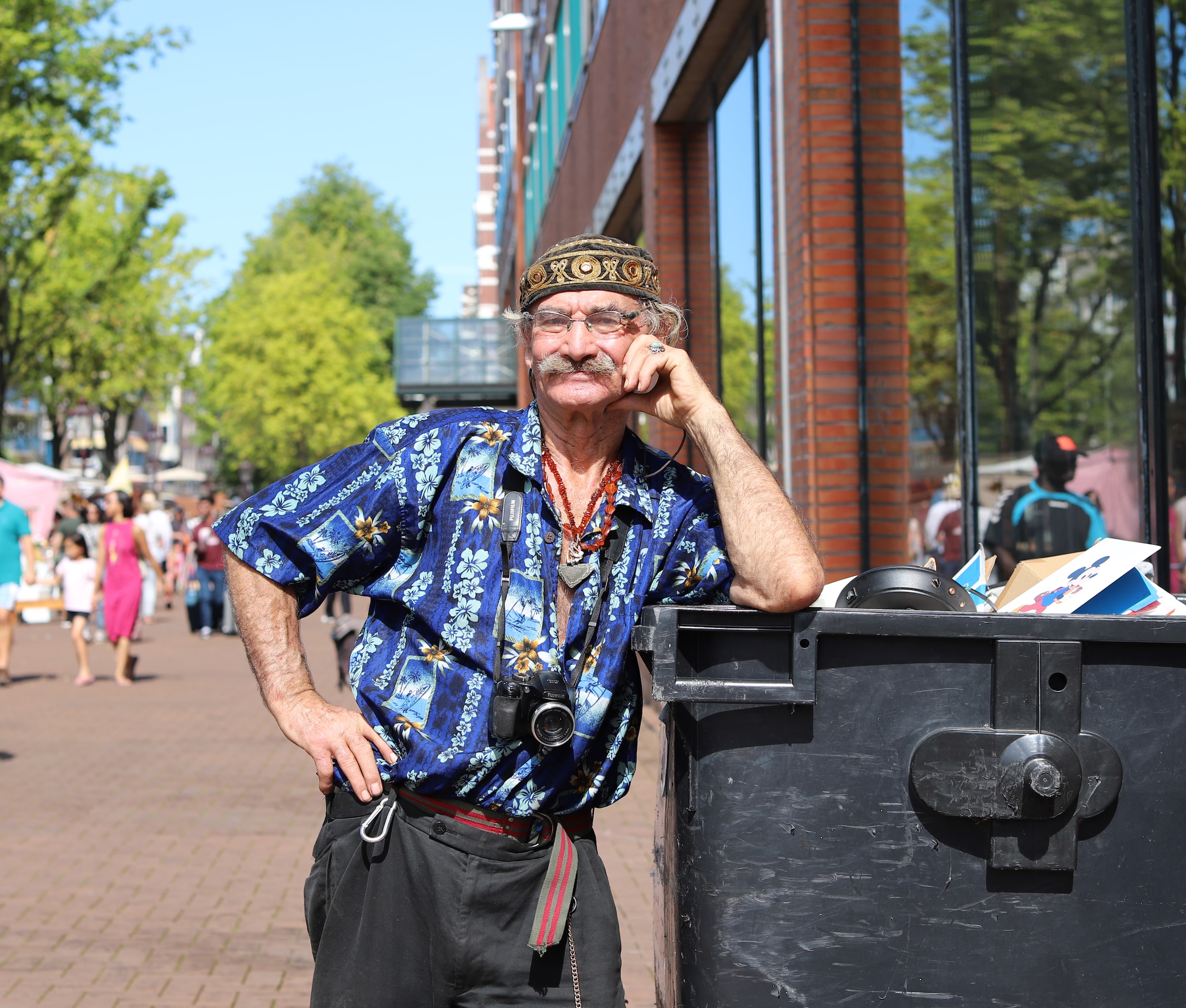 Humans Of Amsterdam Op Het Waterlooplein Vind Je Bij Het Vuilnis De