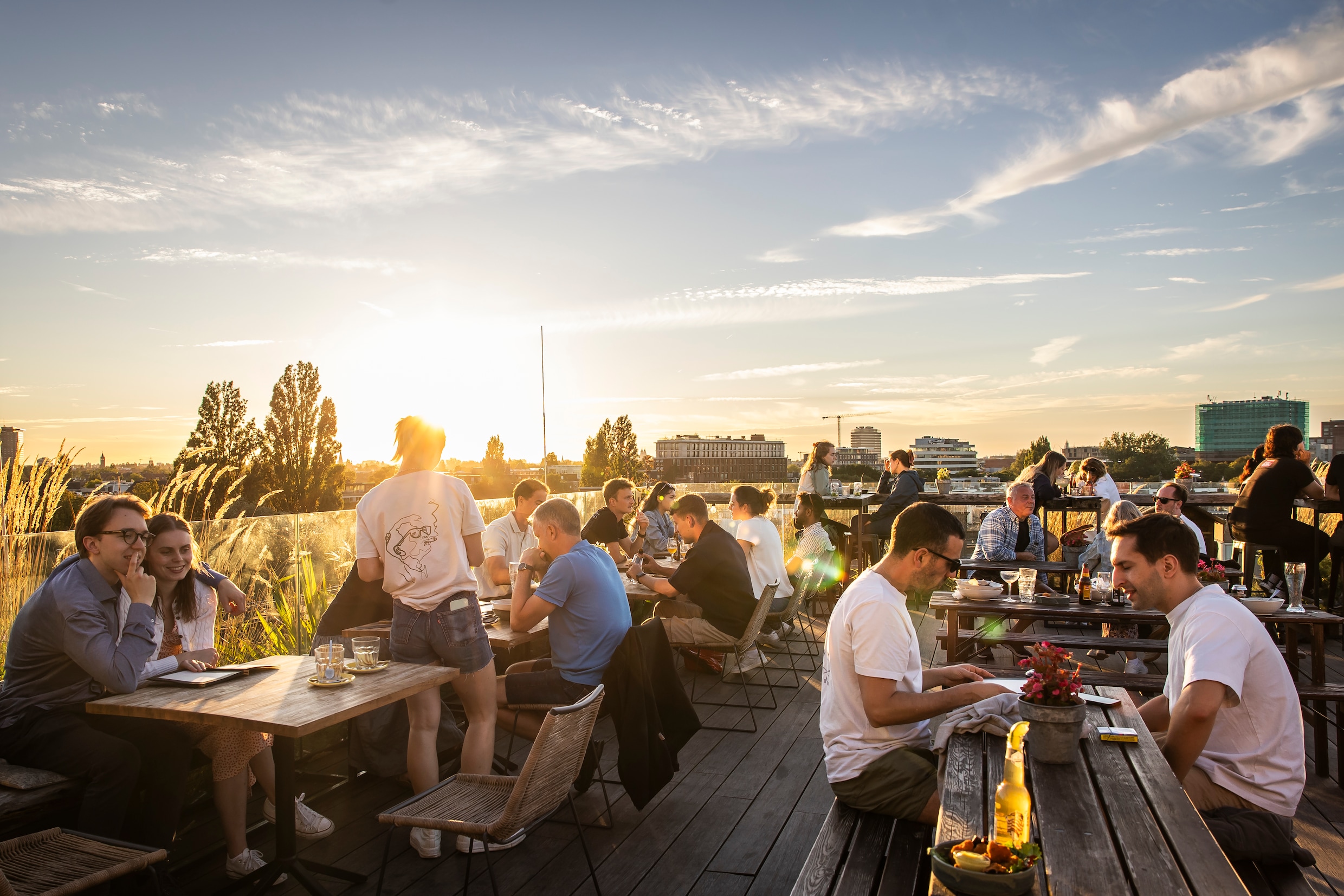 Ver kijken, lekker drinken: 5 x de beste rooftopbars van Amsterdam ...