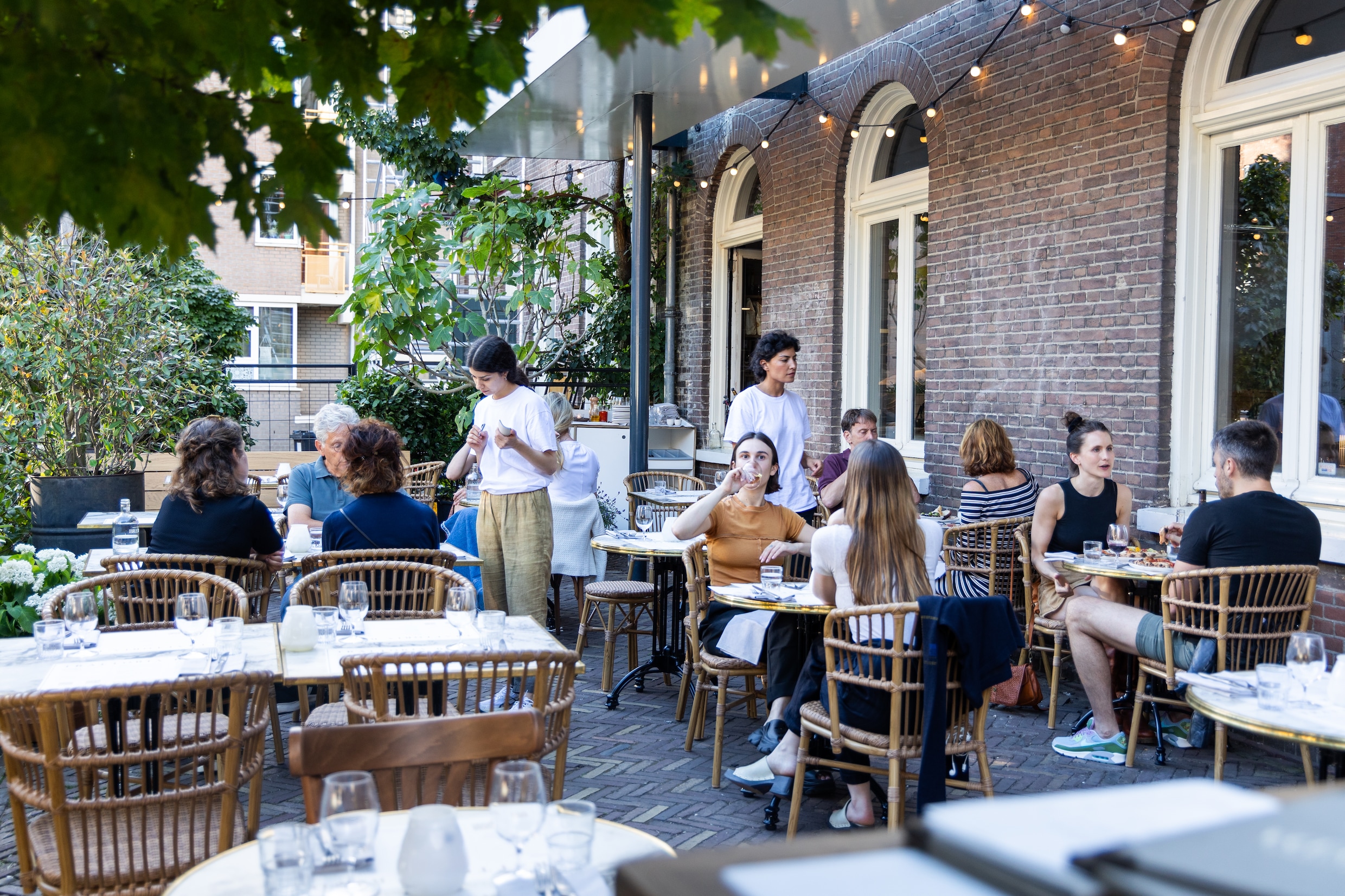 Bij restaurant Trattoria Breda tap je zelf je Italiaanse wijn Het Parool