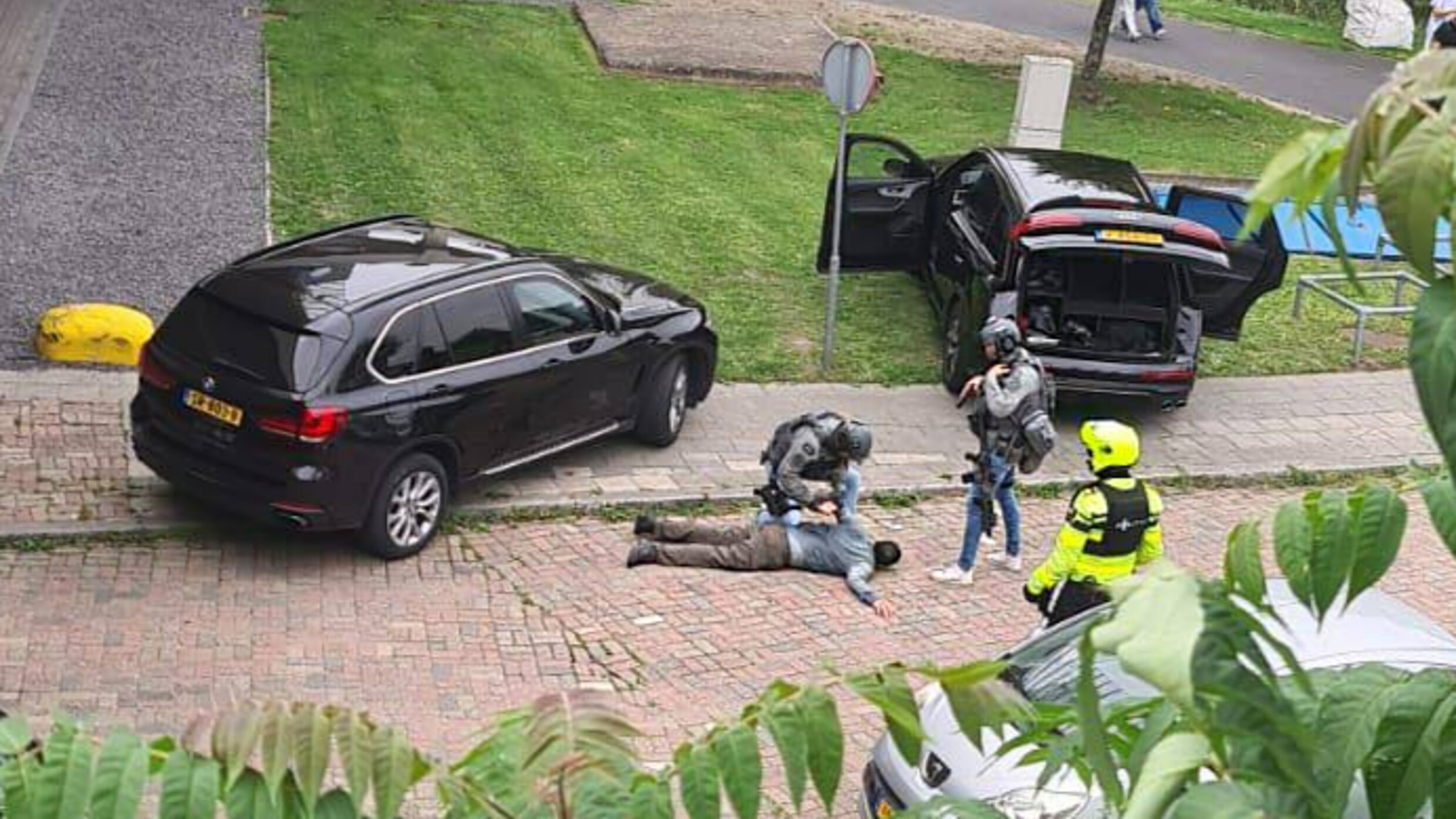 Om 14.21 uur haalt de schutter vijf keer de trekker over in het Erasmus ...