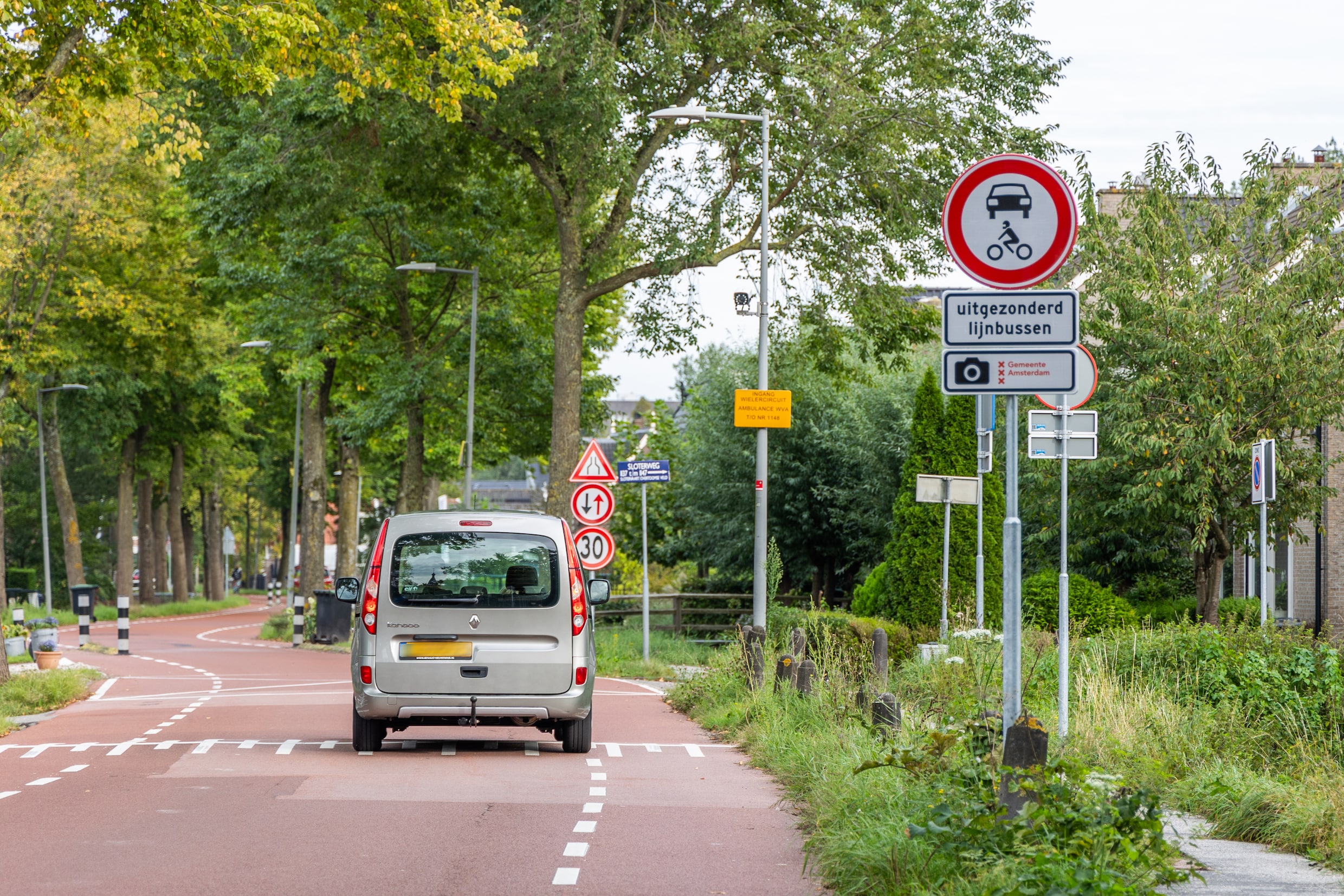 Hier mag je écht, écht niet in met de auto en nog 10 onlogische  verkeersborden in Amsterdam | Het Parool
