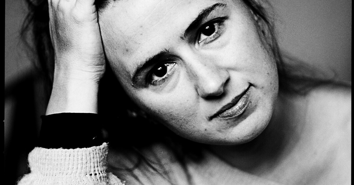 Dichteres Maud Vanhauwaert debuteert met roman ‘Ben je aan het parasiteren als je aan de haal