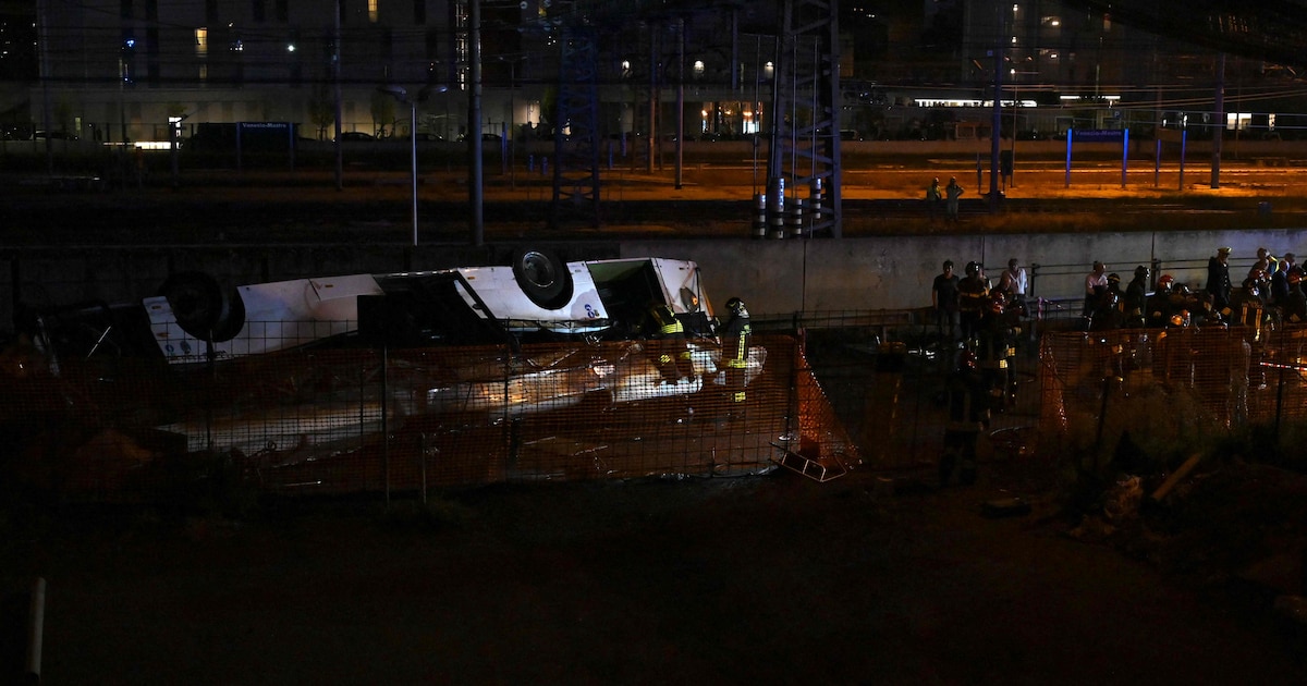 Toeristenbus Stort Van Viaduct Bij Venetië, Minstens 21 Doden En ...