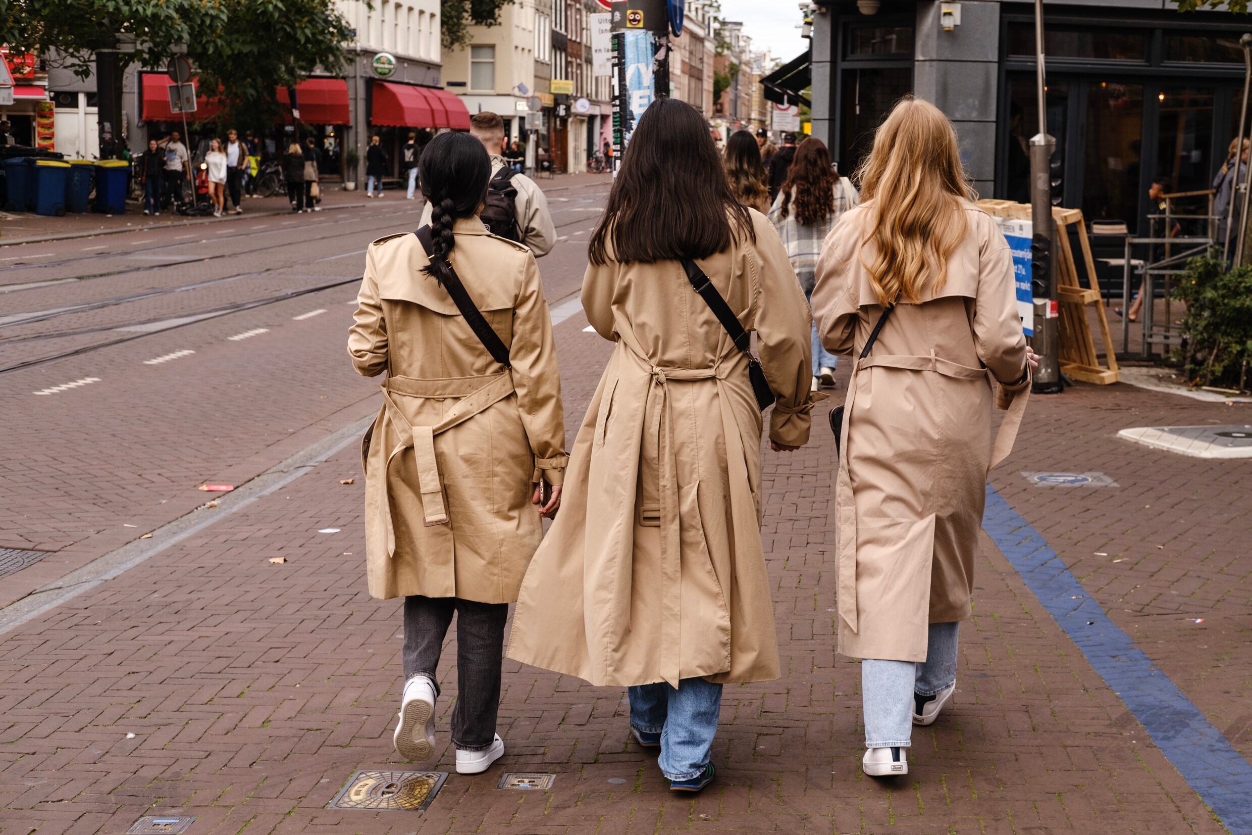 De klassieke trenchcoat krijgt bij Mango een hele coole update