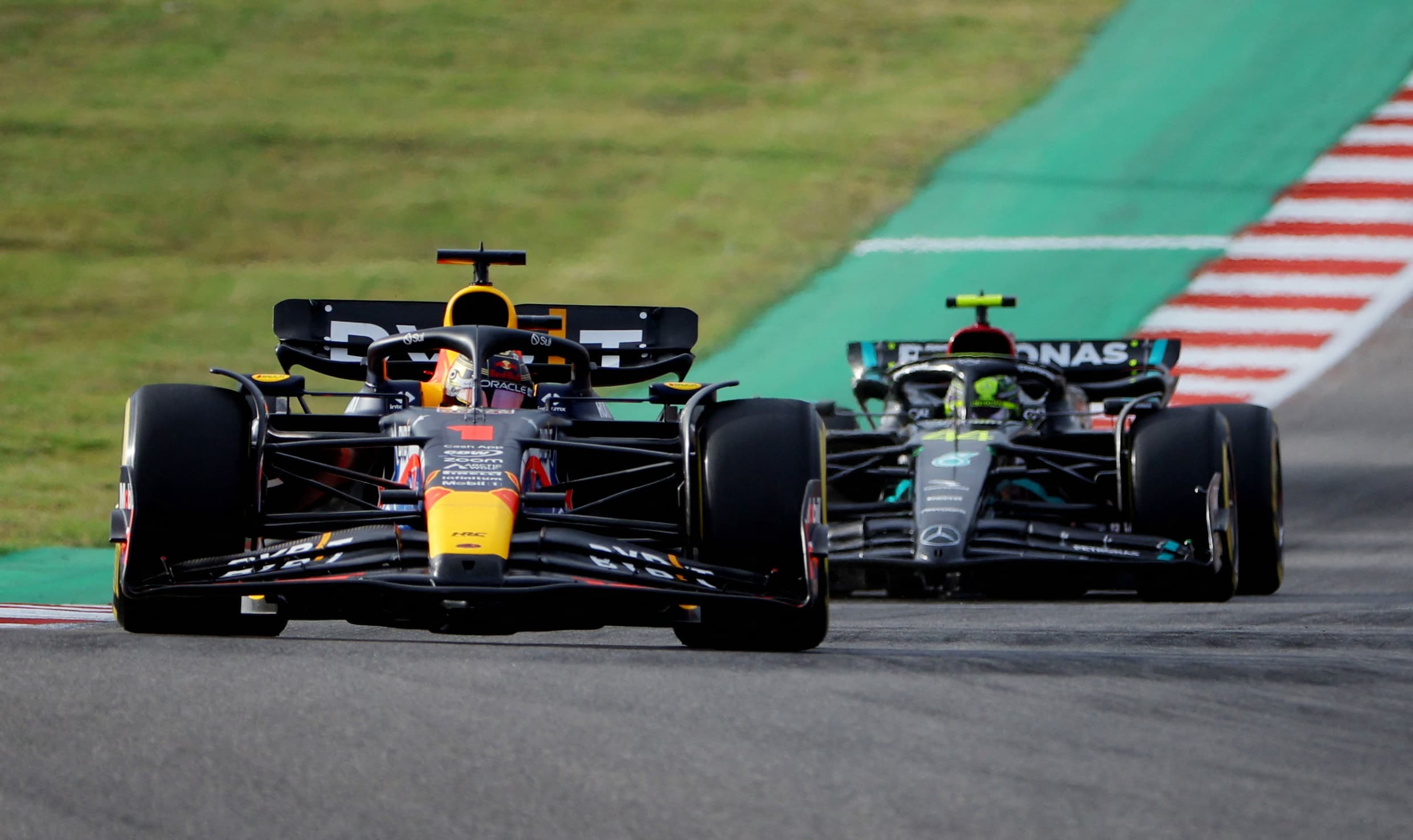 Max Verstappen easily disposes of Lewis Hamilton and convincingly wins the American sprint race