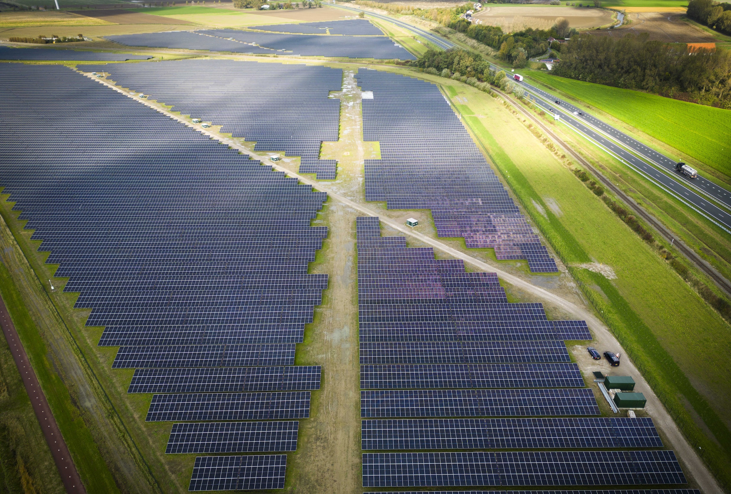zonnepanelen-in-weiland-aan-banden-gelegd-ze-moeten-eerst-het-dak-op