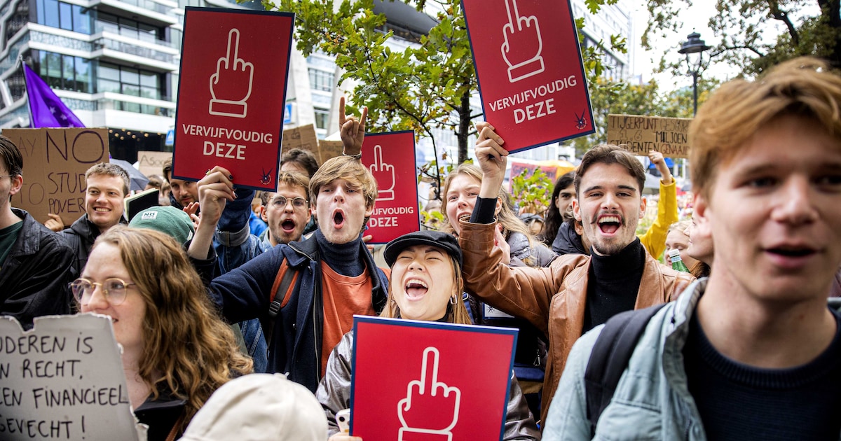 Honderden Mensen Betogen In Den Haag Tegen Renteverhoging Studieschuld ...