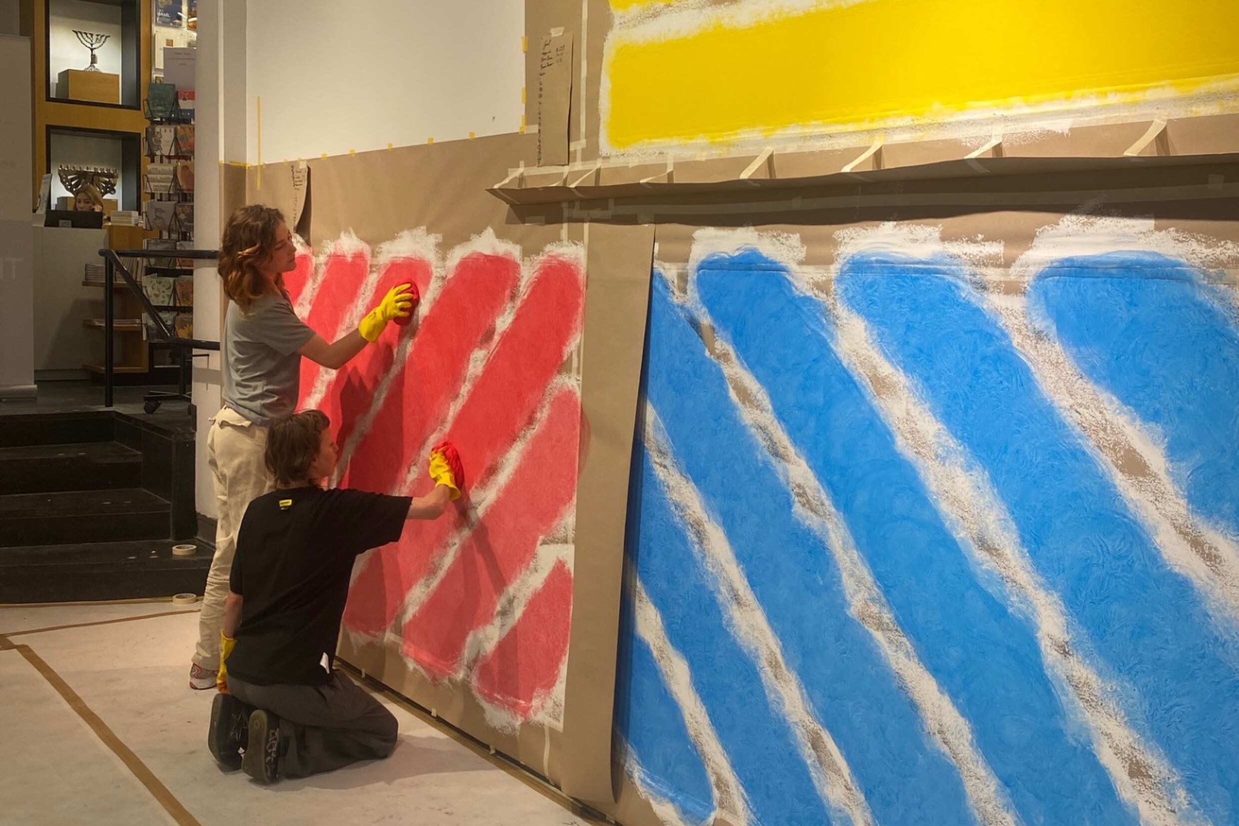 De wall drawings van Sol LeWitt zijn in Amsterdam aangebracht door 16 ...