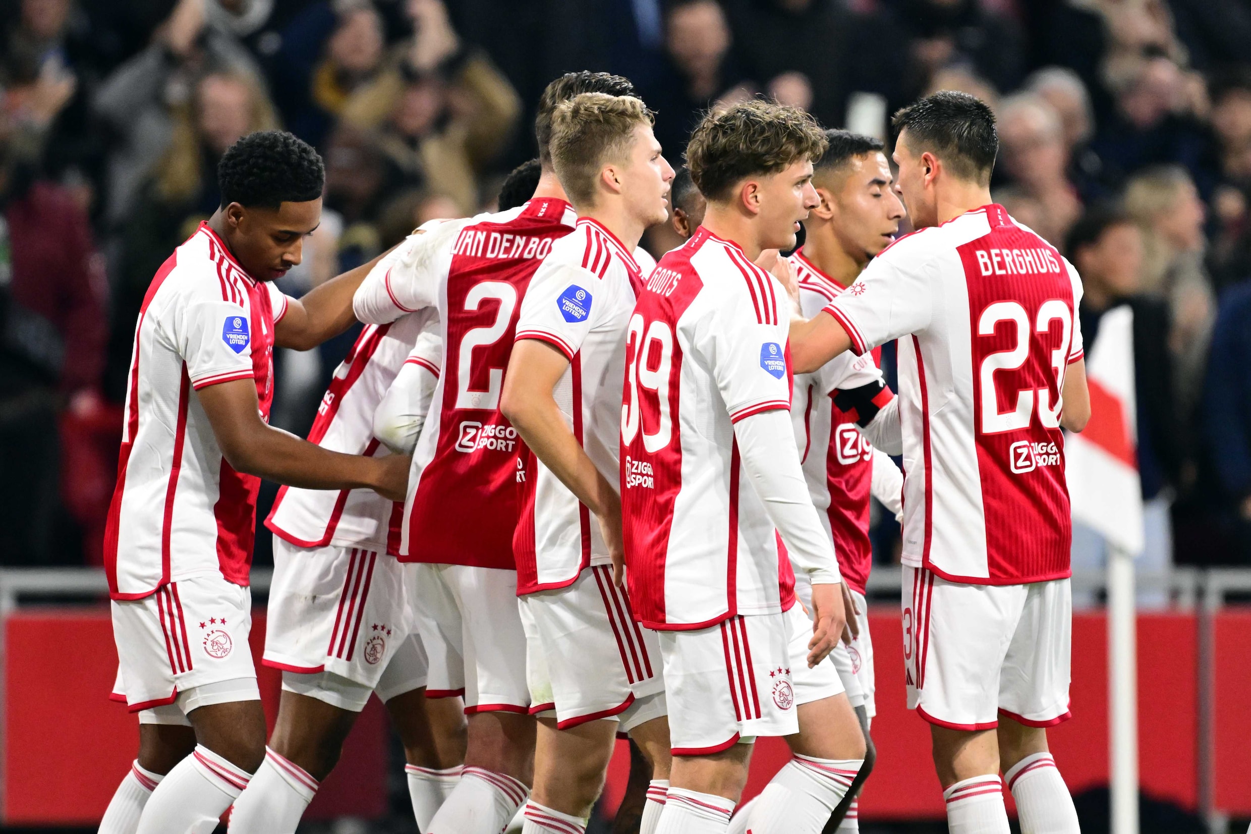 Ajax verslaat FC Volendam met 2-0 en is verlost van laatste plaats  eredivisie | Het Parool