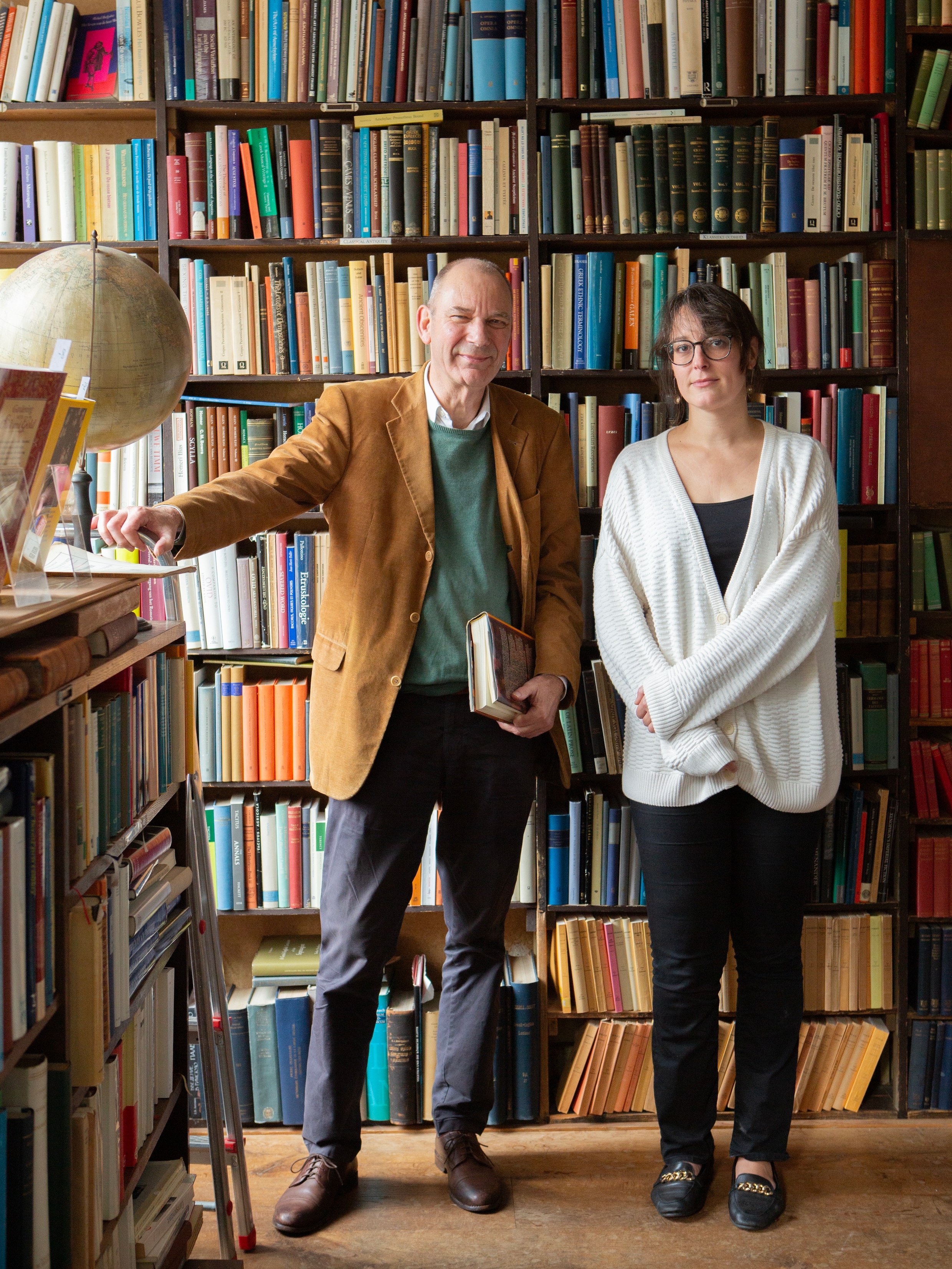 Zij hebben een tweedehands-boekwinkel: ‘Hier mag je de boeken gewoon ...