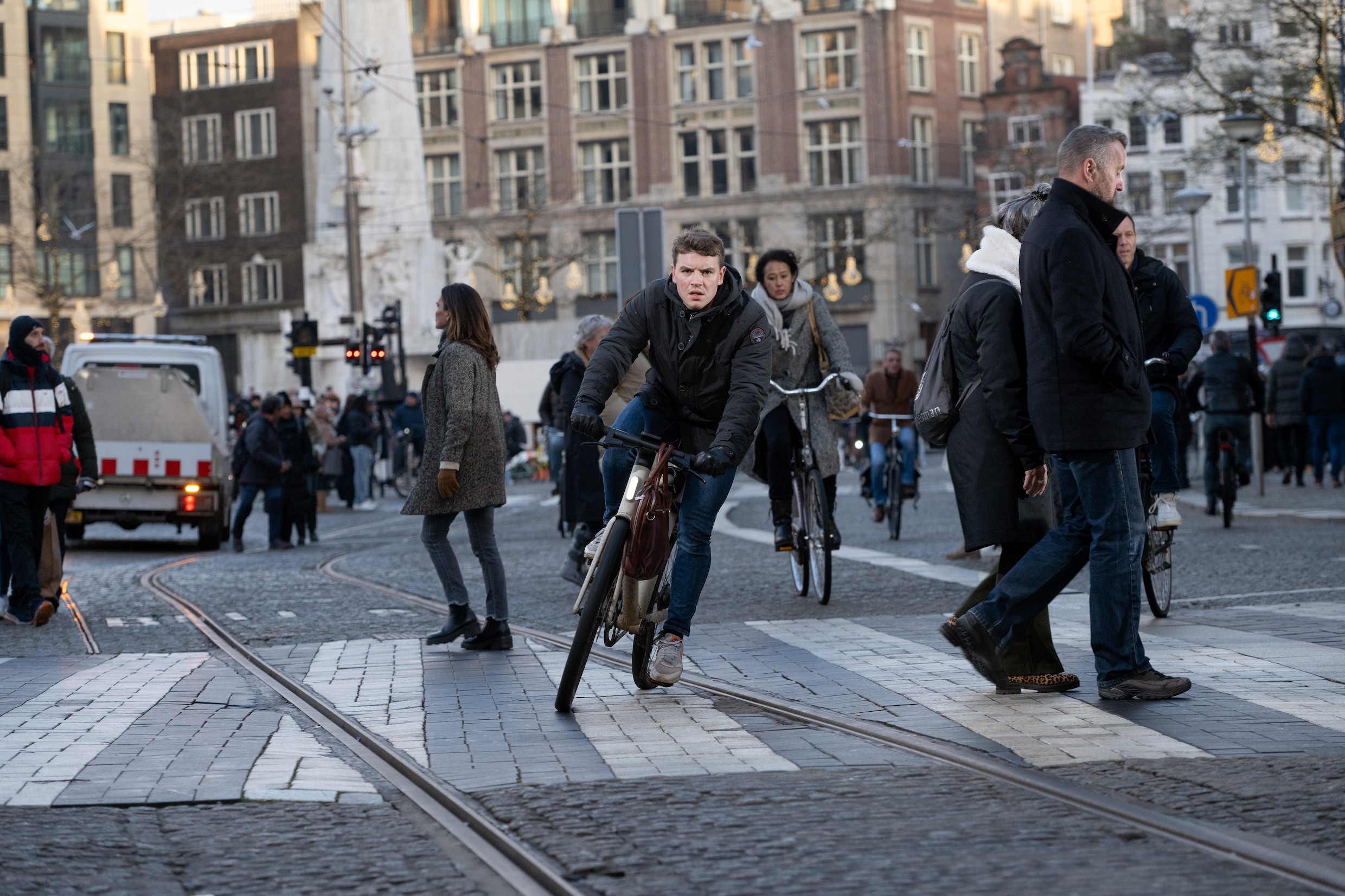 Is het zebrapad in Amsterdam nog veilig? ‘Koop als voetganger een fluitje en blaas erop als je