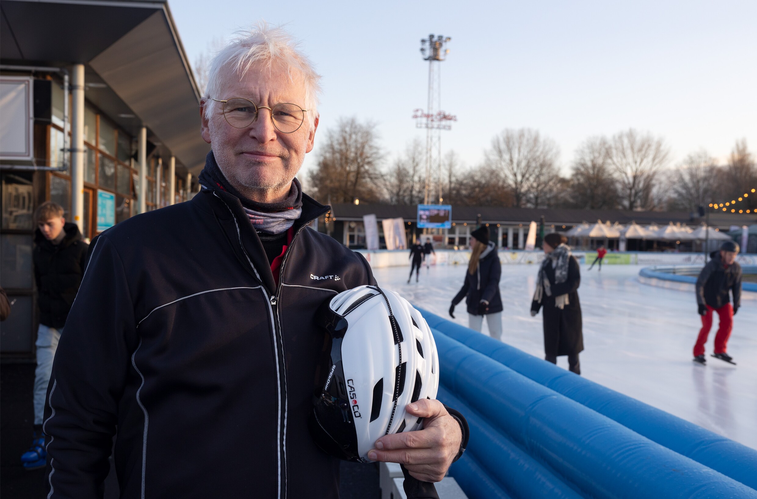 Wordt een helm dragen tijdens het schaatsen straks verplicht? ‘Je klapt ...