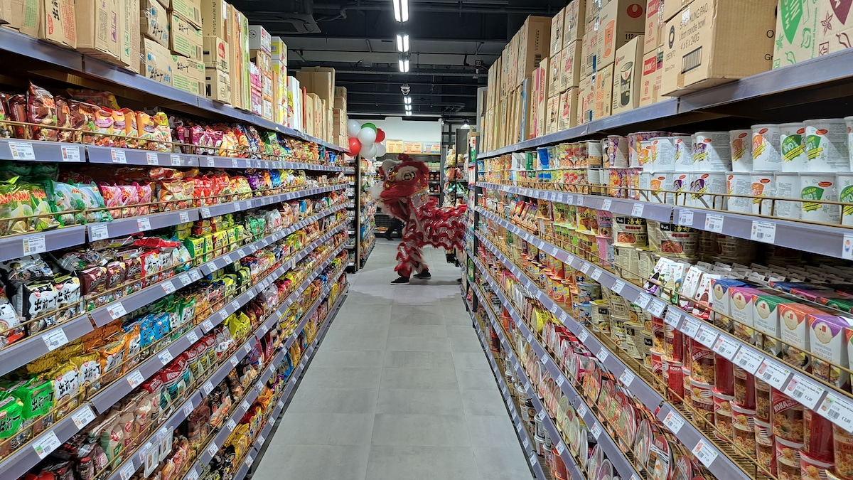 Amazing Oriental begon met één rommeltoko en gaat nu internationaal:  Alleen al met noodles kunnen we een hele toko vullen  Het Parool