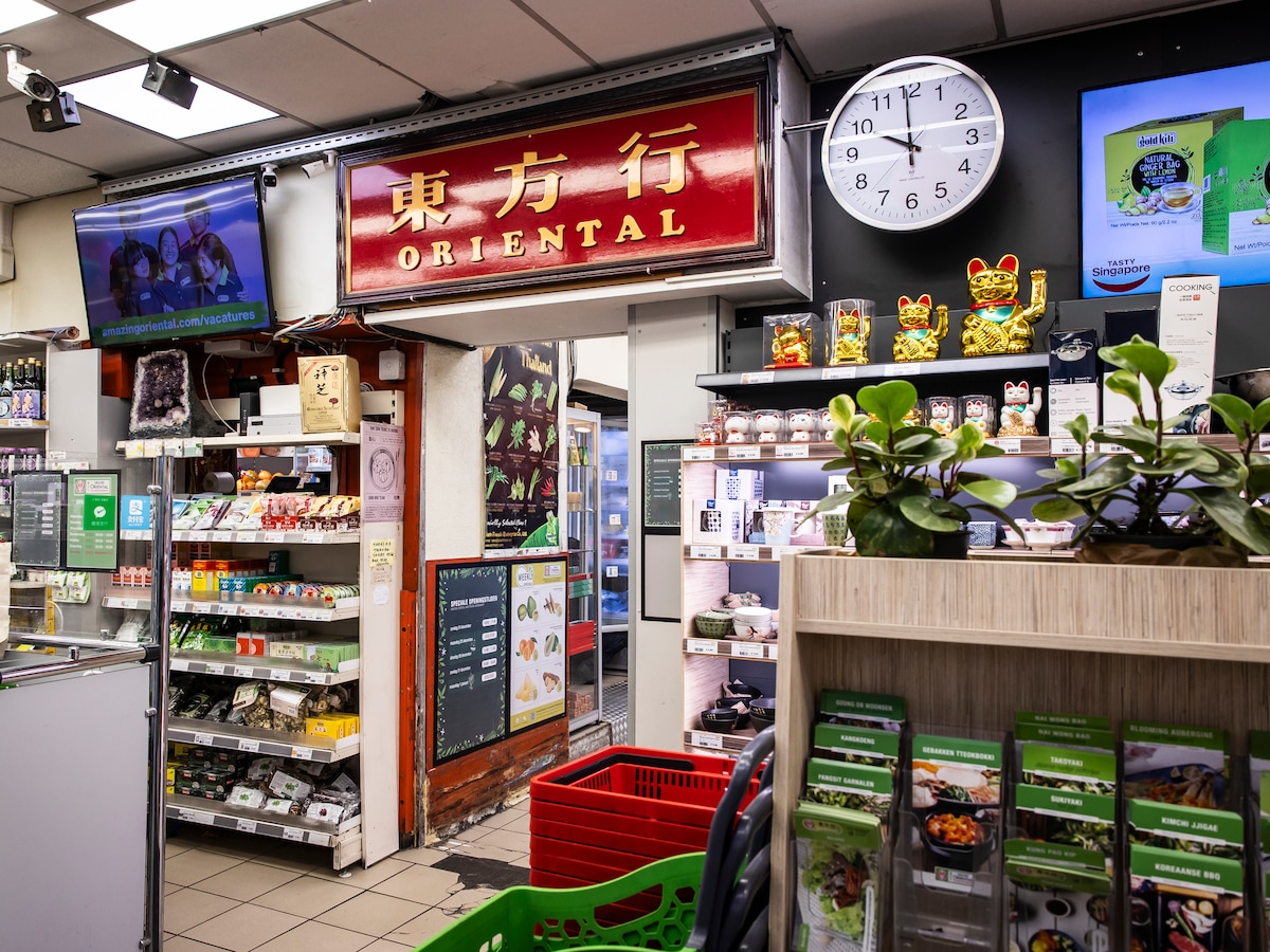 Amazing Oriental begon met één rommeltoko en gaat nu internationaal:  Alleen al met noodles kunnen we een hele toko vullen  Het Parool