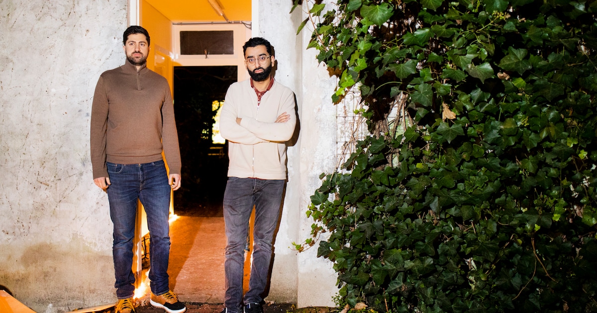 Ikki dost xotinini sikishdi (porno)