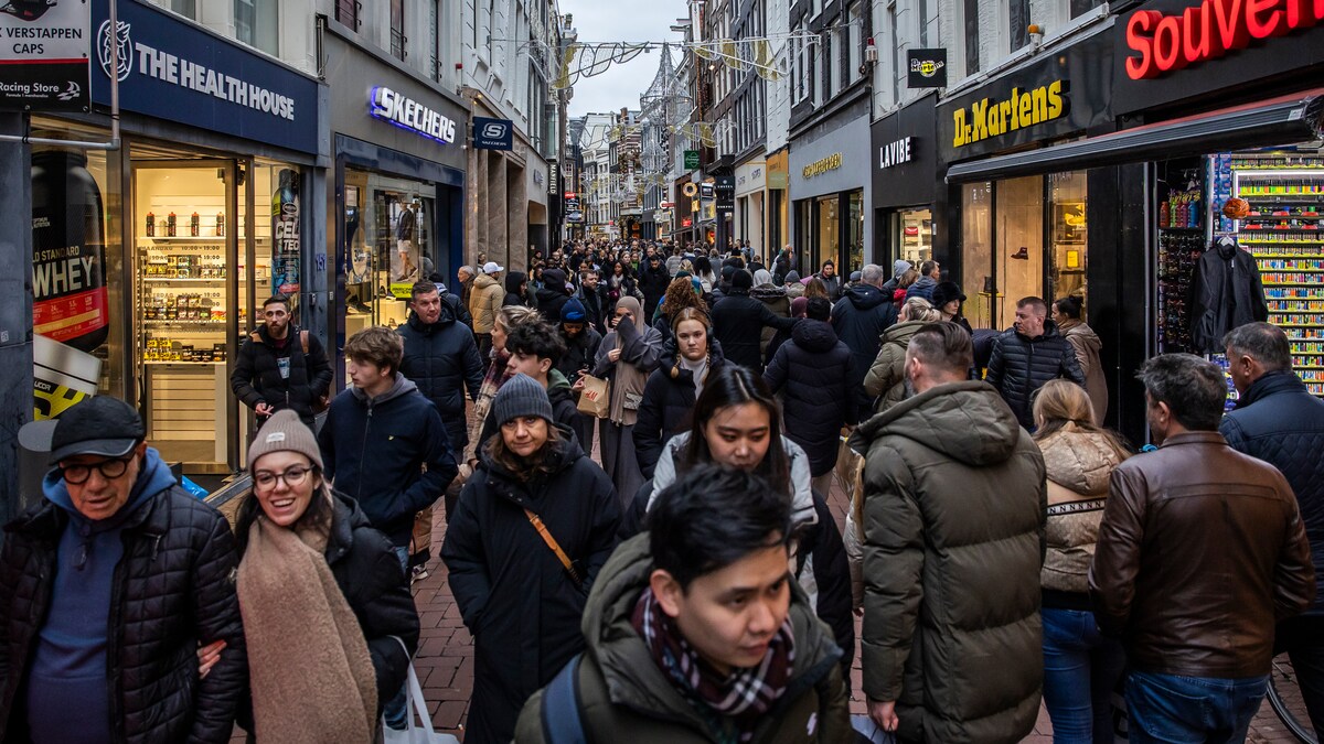 Zelfs de Legowinkel in de Kalverstraat voert een deurbeleid We moeten wel anders verdringen de mensen zich binnen Het Parool