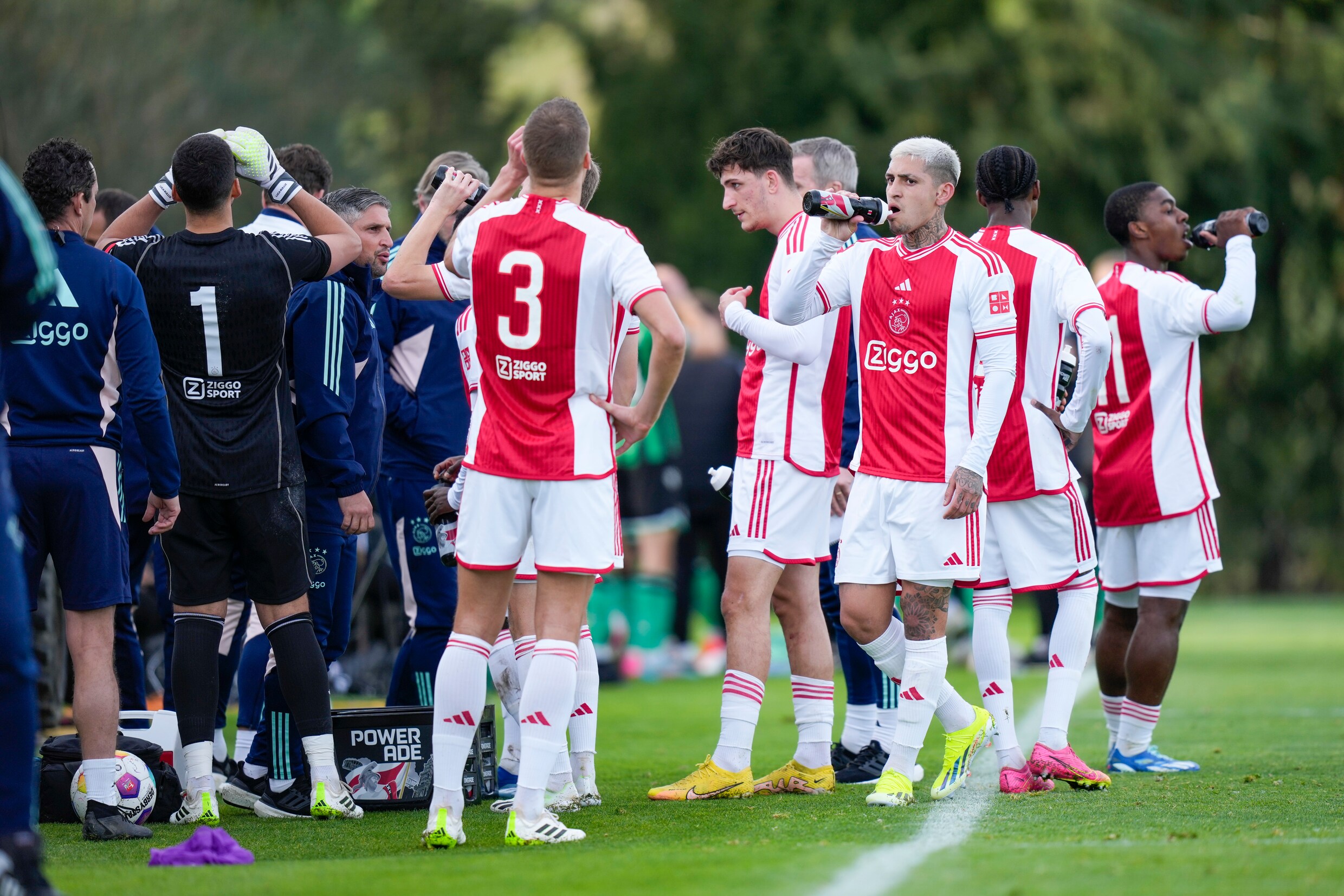 Veel reserves zitten klem bij Ajax hoe kan Van ’t Schip die onvrede temperen? Het Parool