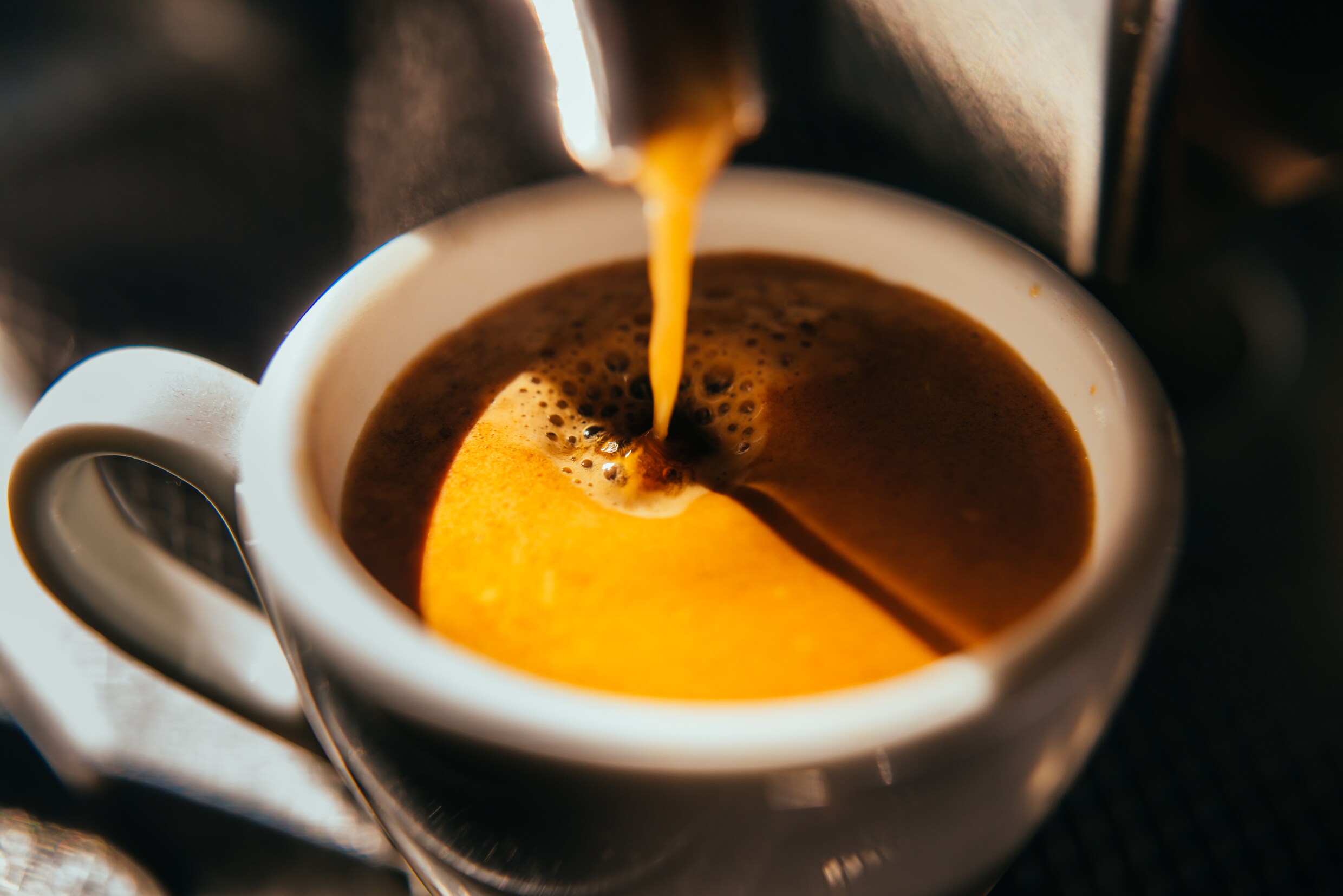 Bestel eens een gratis koffie voor een ander in één van deze 23 kroegen Het Parool