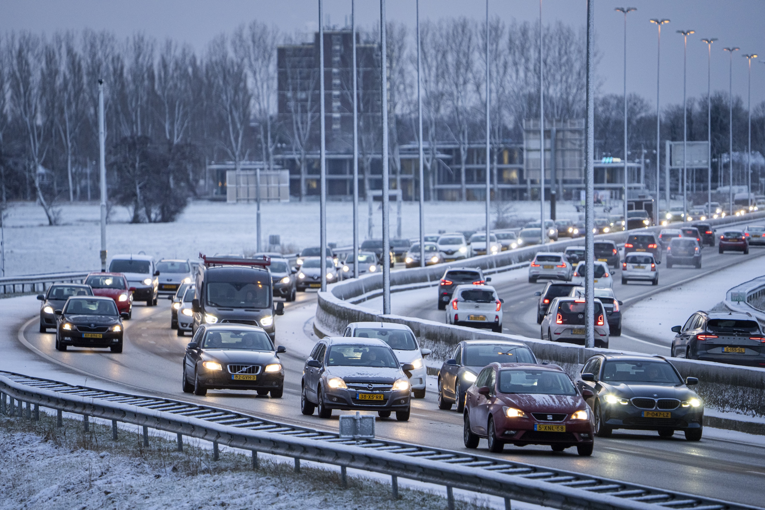 Code geel voor gladheid door sneeuwbuien en bevriezing ongevallen en uitzonderlijk veel files