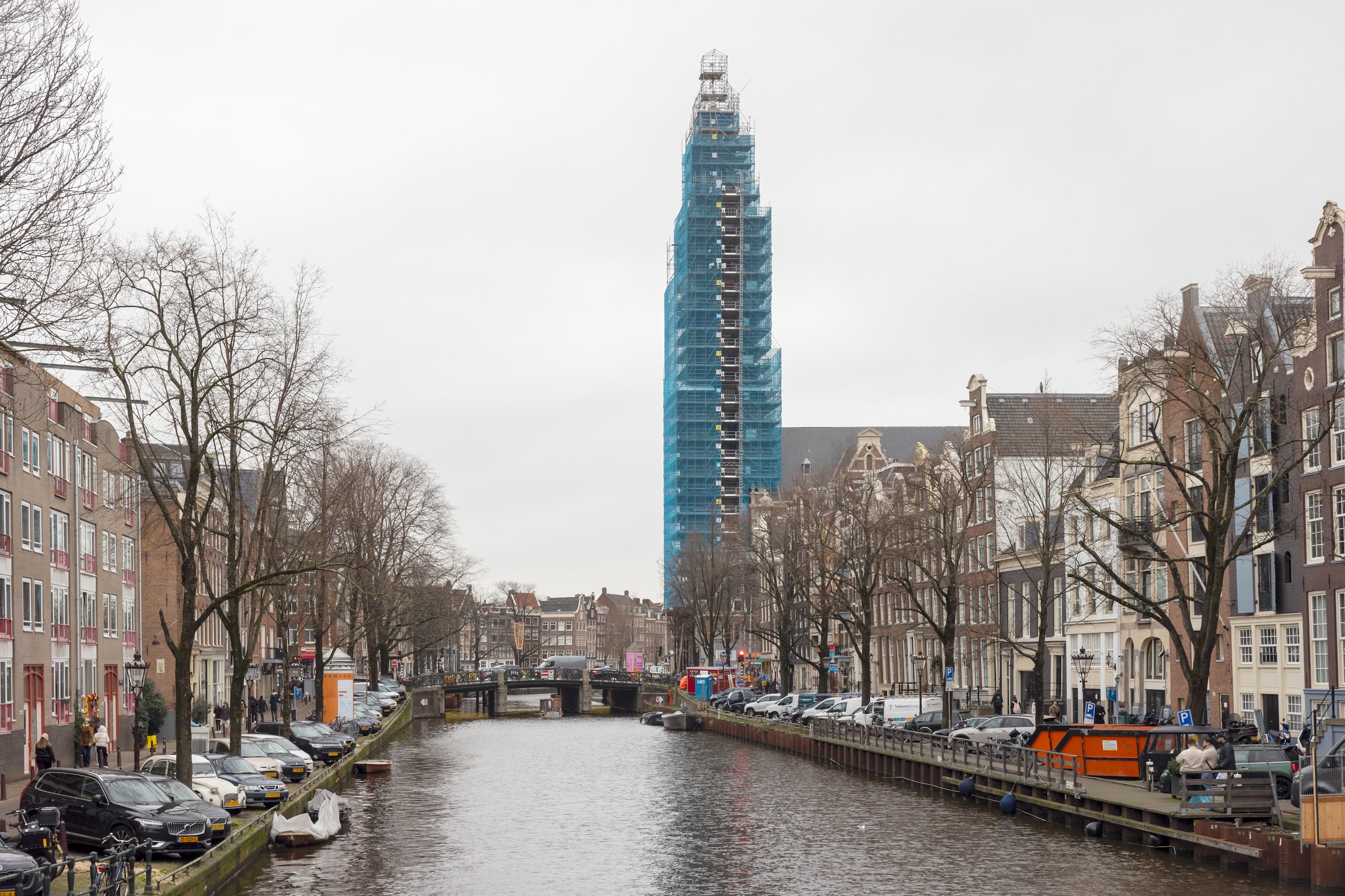 Man gewond na val van steiger Westertoren, vijf aanhoudingen | Het Parool