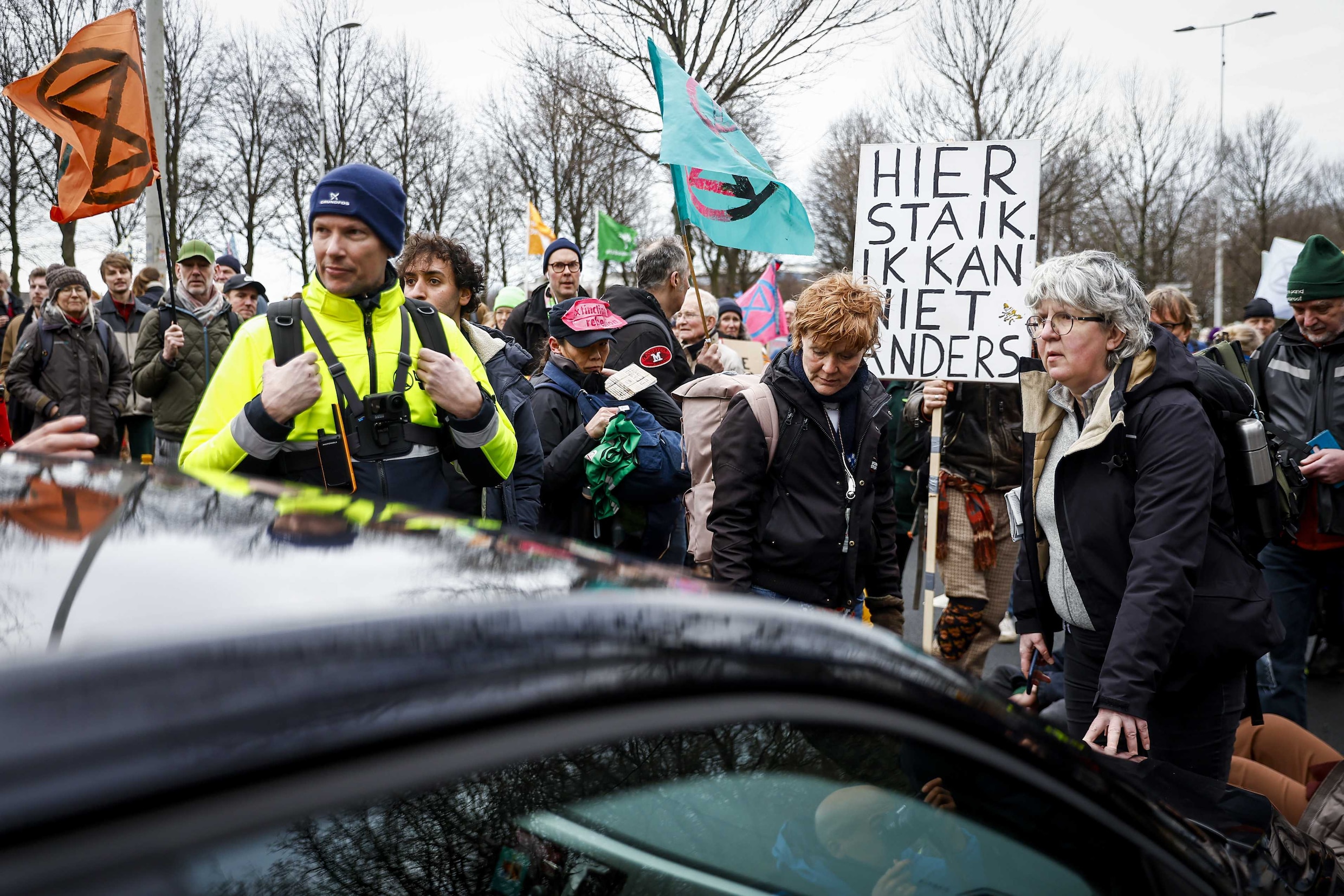 Ongeveer duizend klimaatactivisten aangehouden op A12, weg weer ...