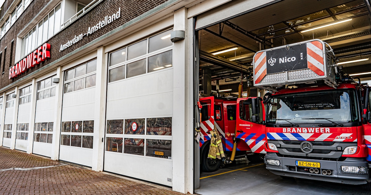 Brand in woning boven Dirk van den Broek in Amsterdam-West