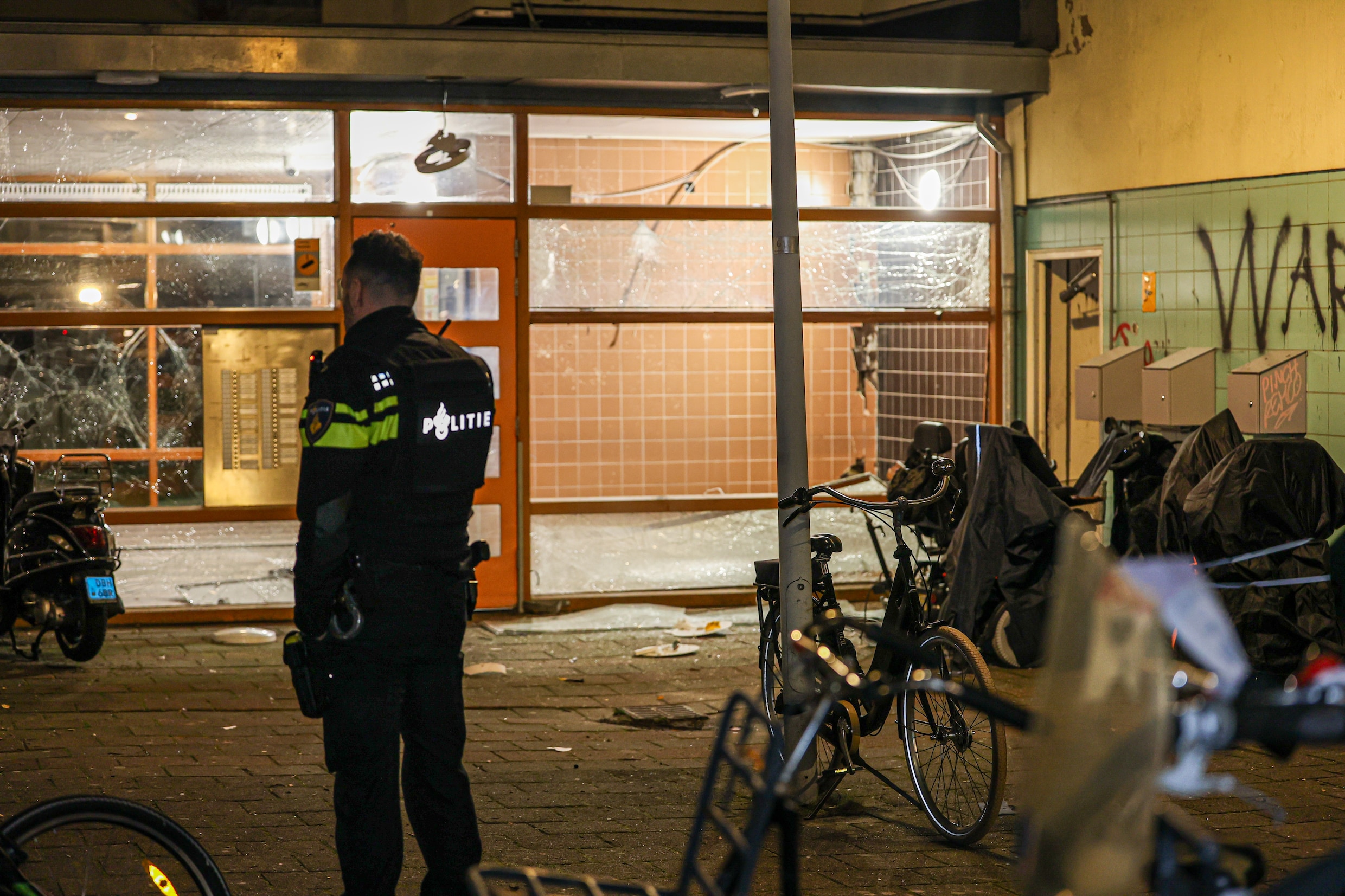 Nacht Vol Explosies In Amsterdam: ‘war’ Op Muren Geschreven, Politie ...