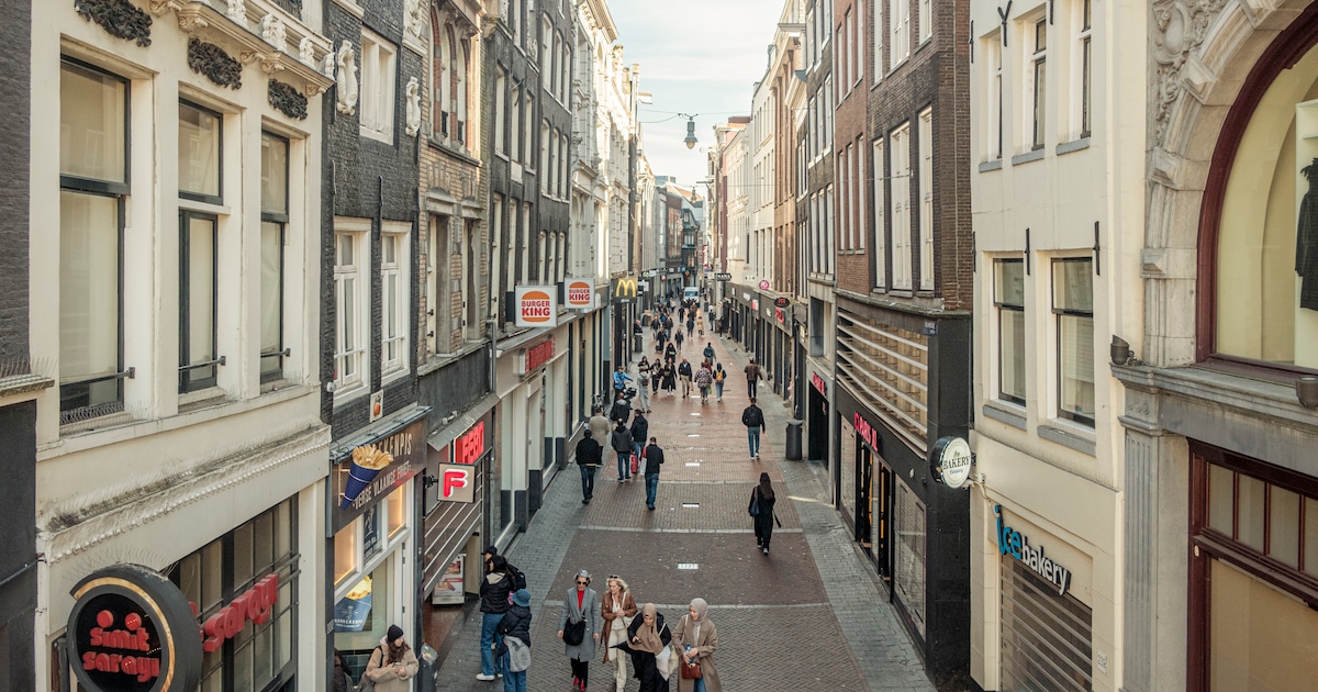 Aan klompensloffen en wietprullaria geen gebrek, maar de Nieuwendijk wil er ook weer voor de Amsterd