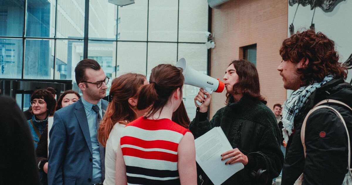 Protest bij interview militaire Navobaas op universiteit Amsterdam Het Parool