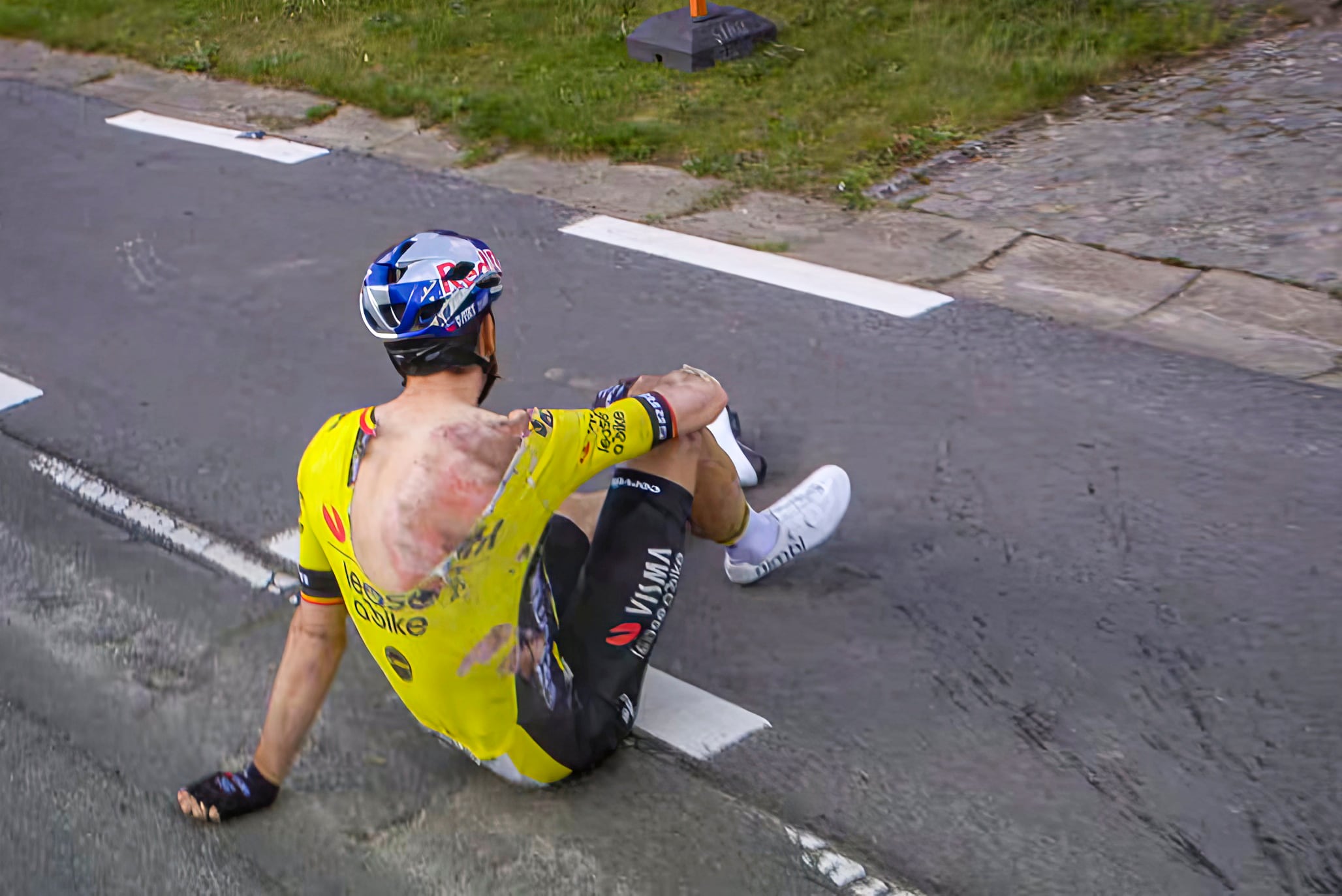 De val van Wout van Aert dompelt Vlaanderen vlak voor het