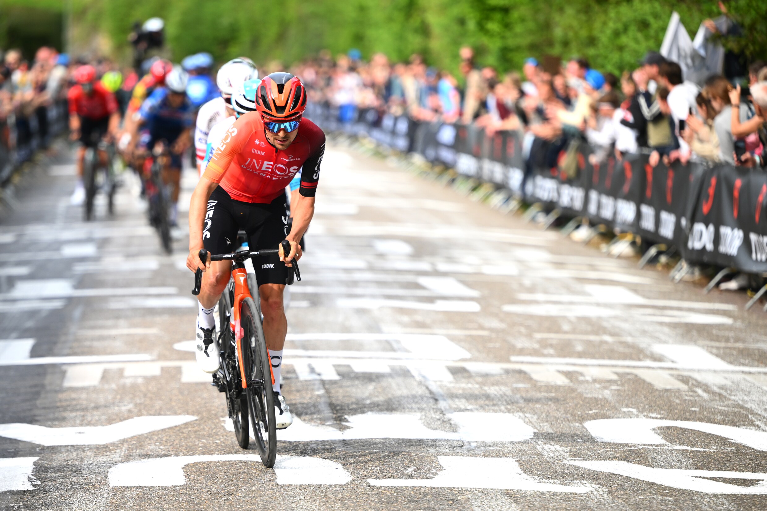 Tom Pidcock schrijft Amstel Gold Race op zijn naam, Mathieu van der