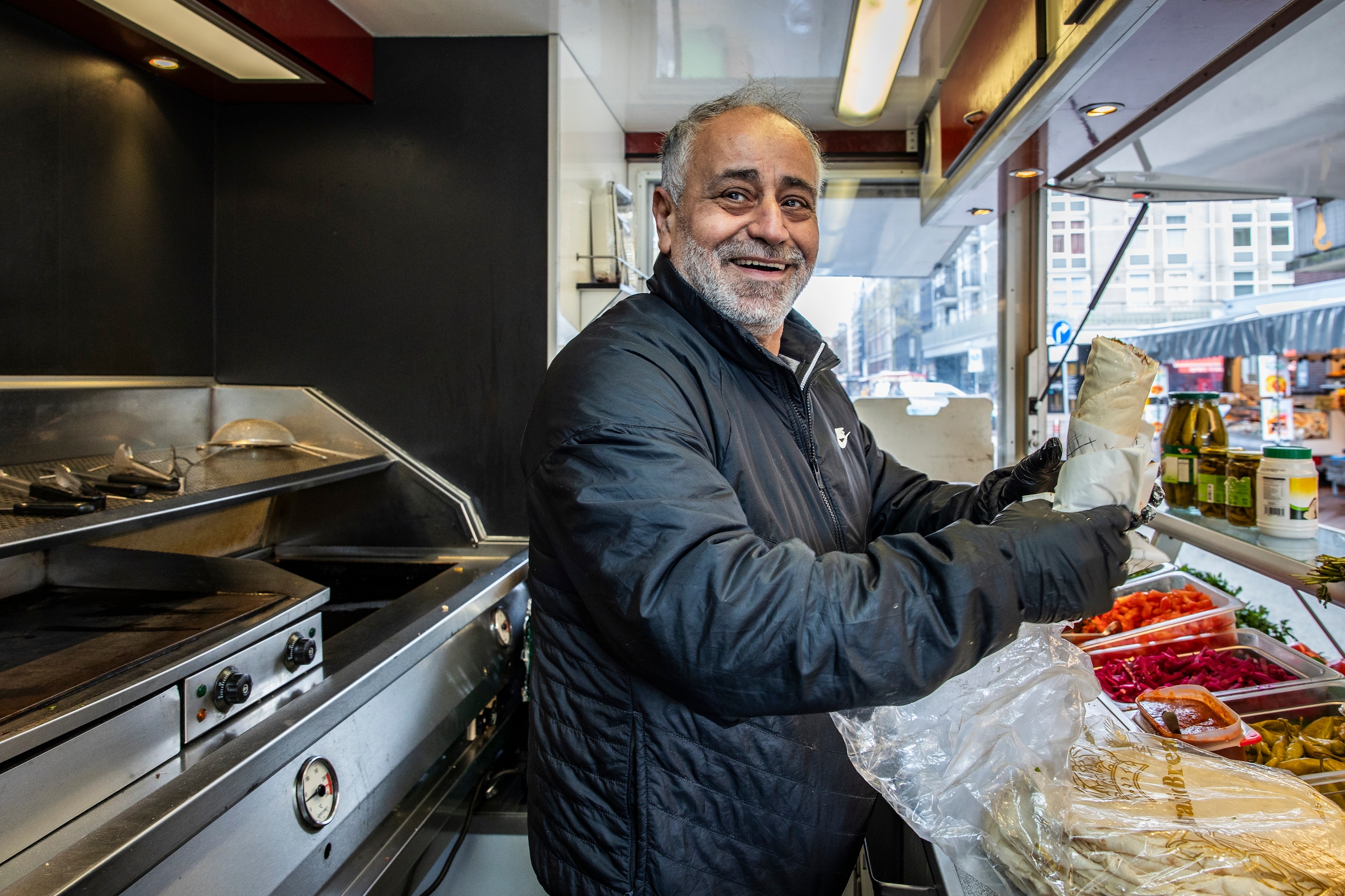 jawad-balas-van-de-libanese-kraam-op-de-ten-katemarkt-het-eten