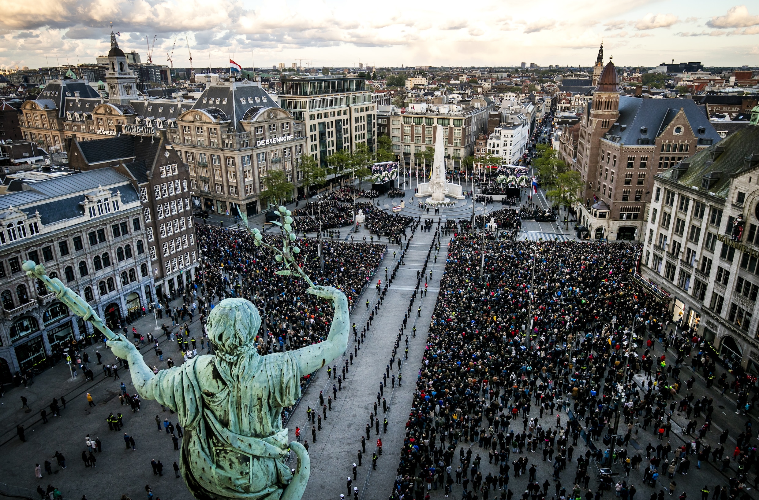publiek-op-de-dam-tijdens-de-nationale-dodenherdenking-burgemeester