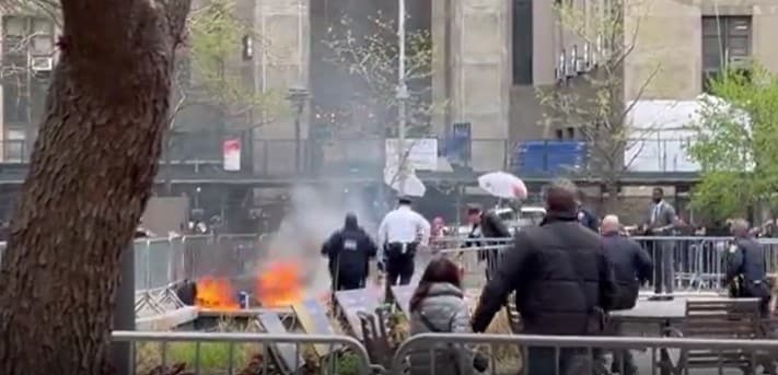 Man die zichzelf in brand stak in New York overleden, postte eerst online manifest: ‘Protest tegen wereldcoup’