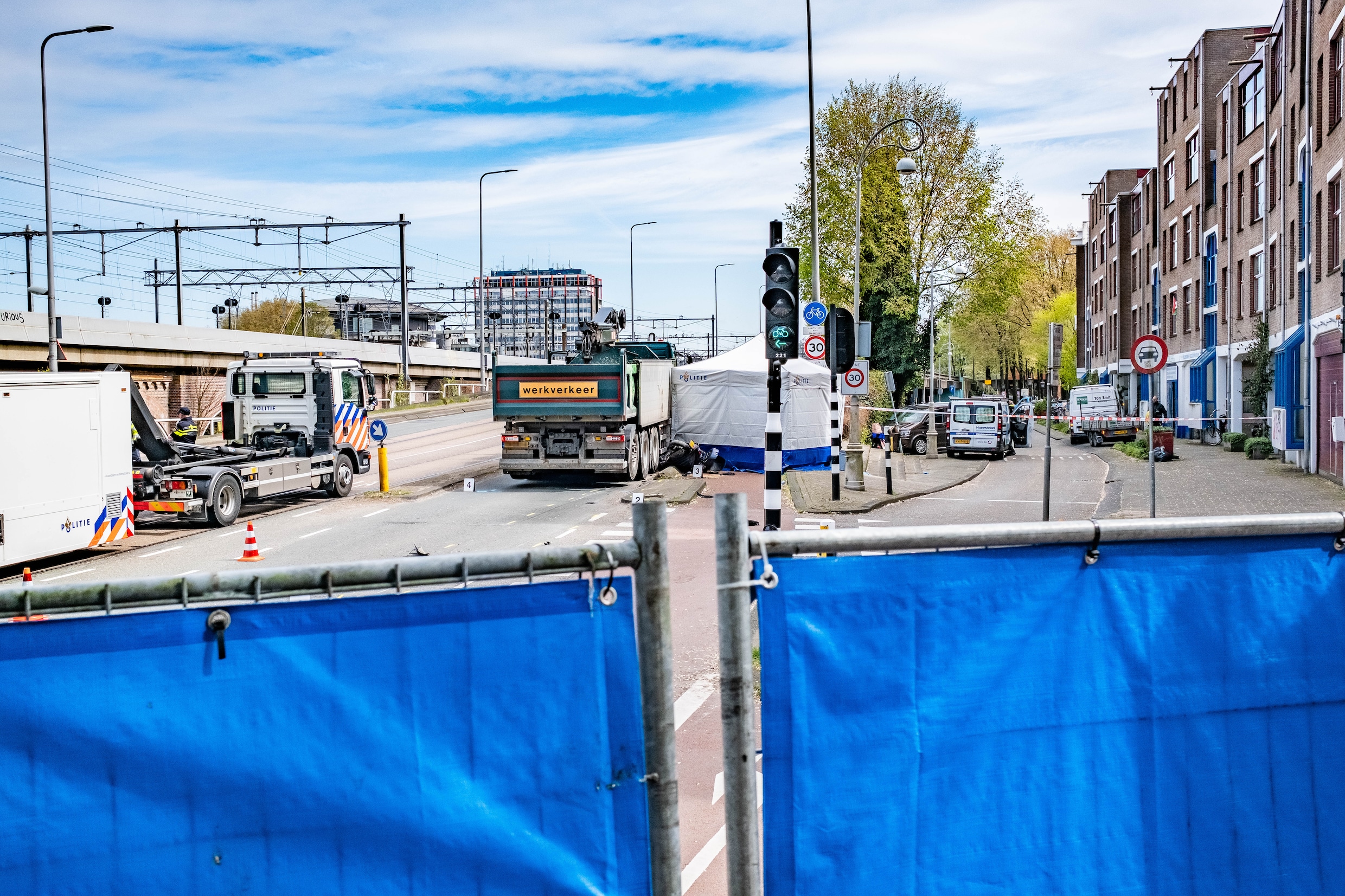 Man overleden na aanrijding tussen scooter en vrachtwagen op Haarlemmer Houttuinen