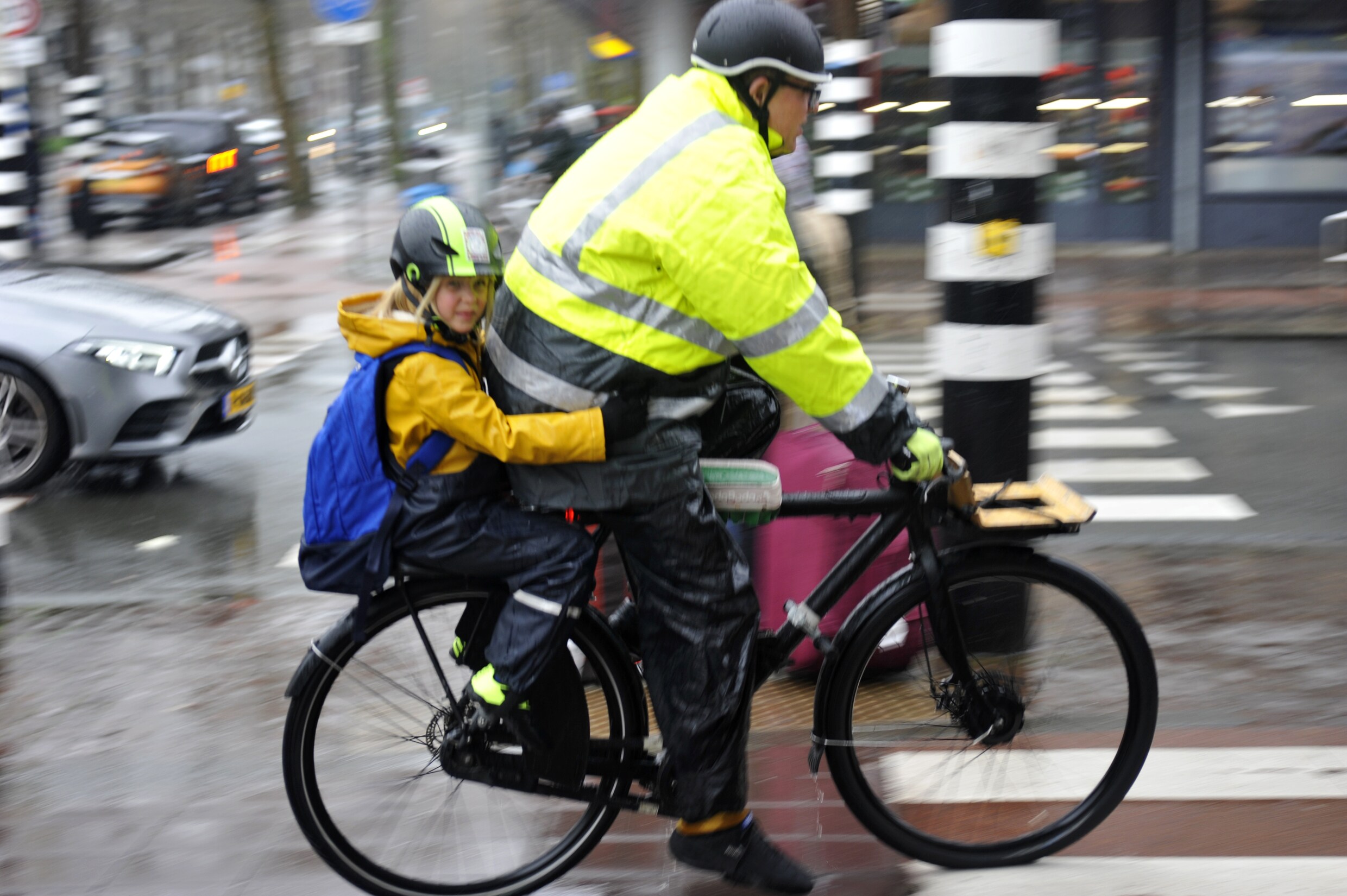 Opinie: ‘Een helmplicht voor fietsers komt enkel de autolobby ten goede’