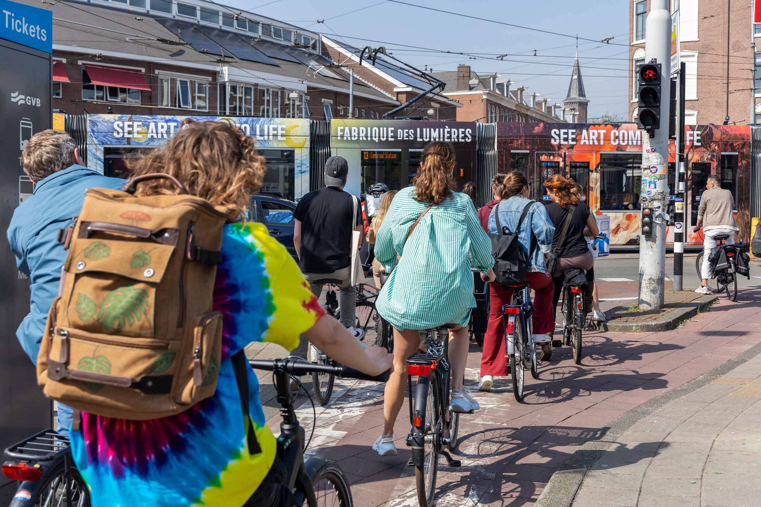 Opinie: ‘Fietsers die bij het stoplicht de weg naar rechts blokkeren ...