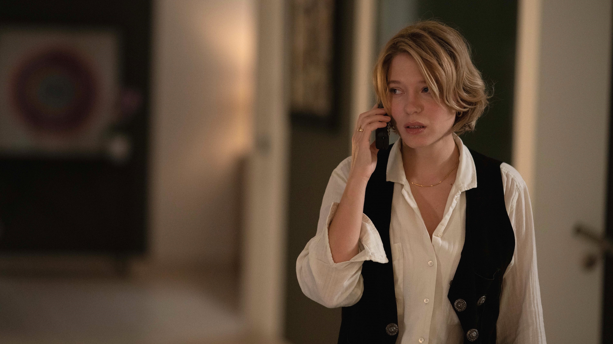 Recensie: Een dubbele laag fictie in The Beast: Léa Seydoux speelt een  actrice, die speelt dat ze bang is | Het Parool