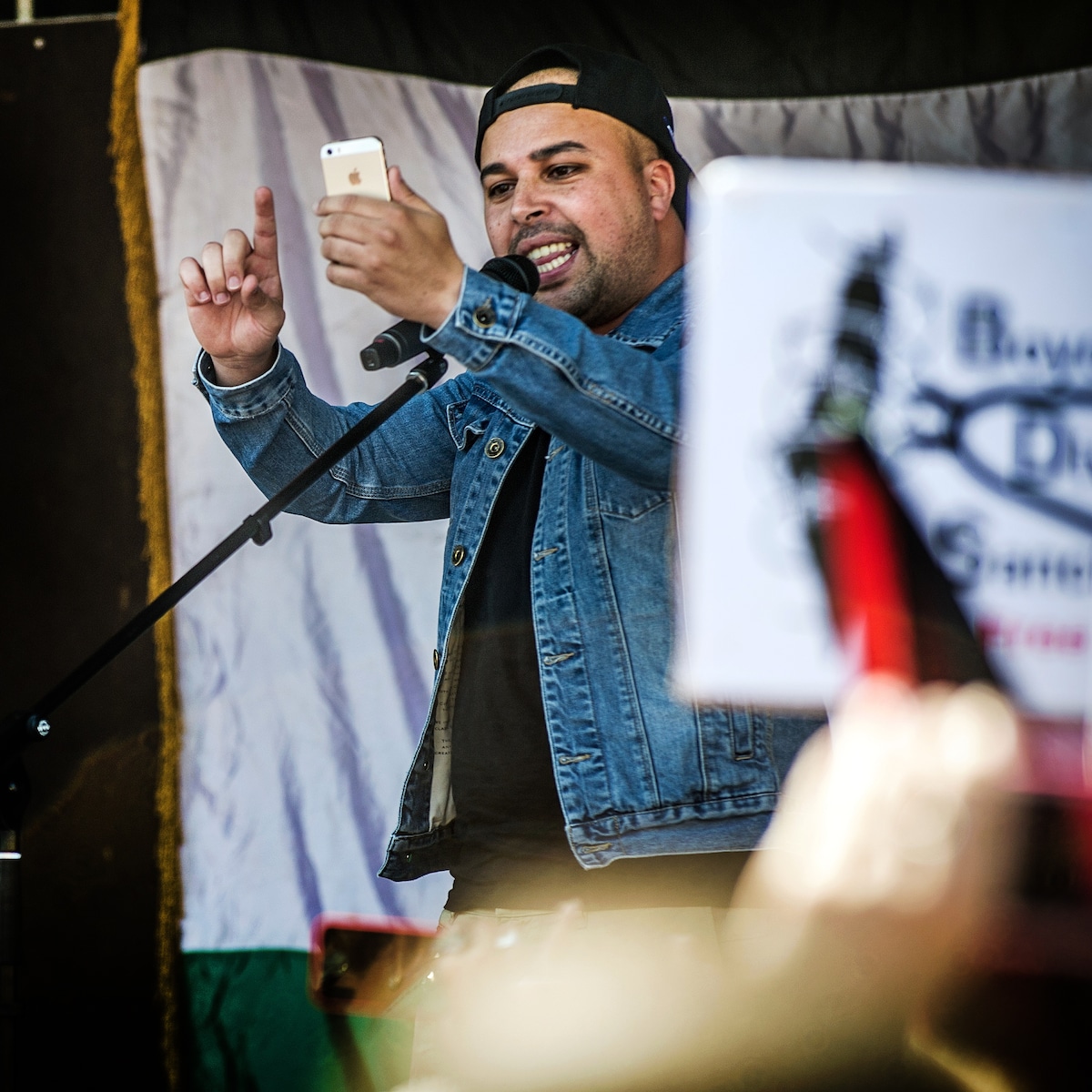 Rapper Appa weer vrij: hij zou opruiende berichten hebben gepost over  Dodenherdenking | Het Parool