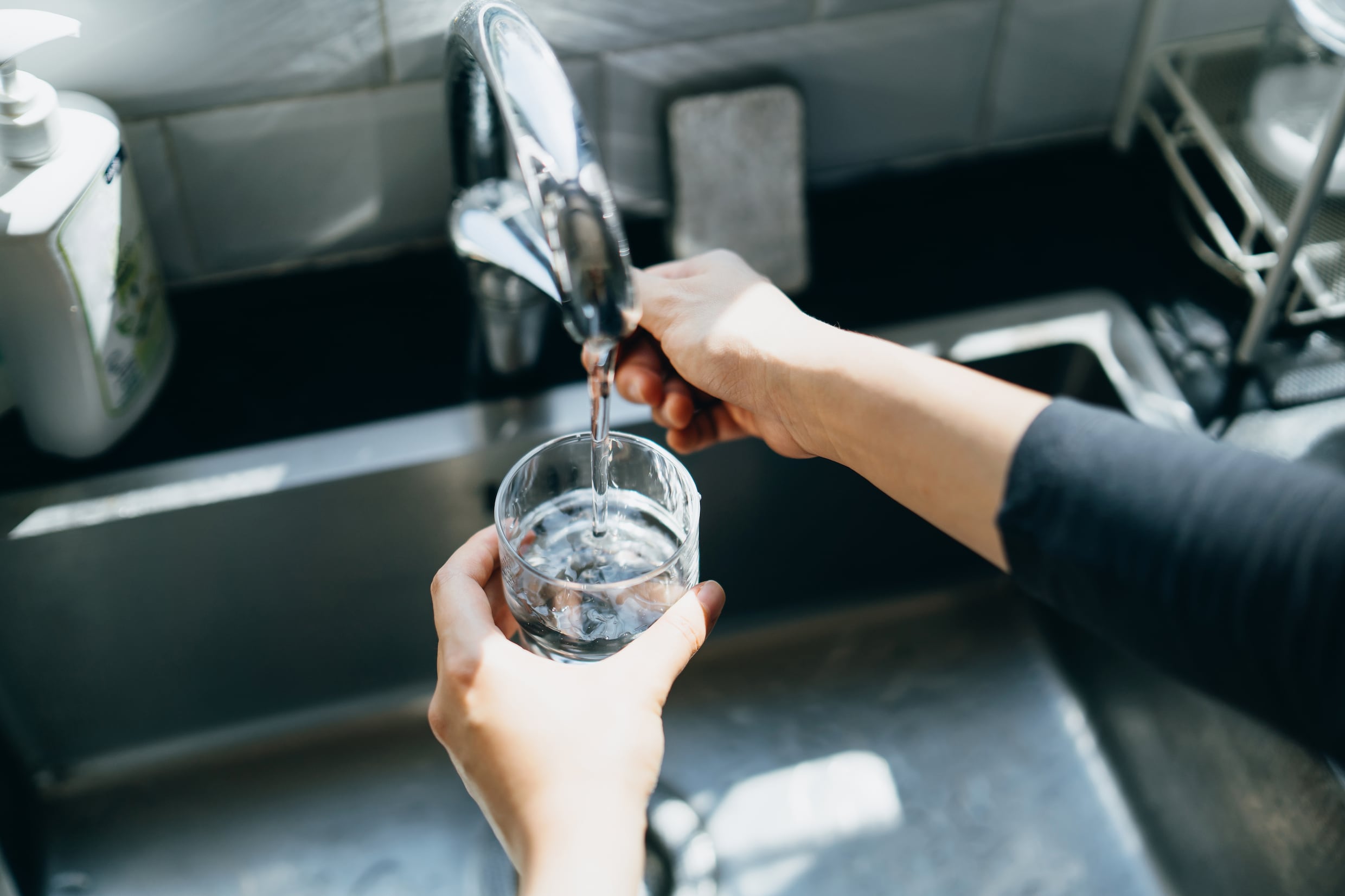 Welke drank is het gezondst bij je ontbijt? ‘Dit drinken op lege maag versnelt je stofwisseling