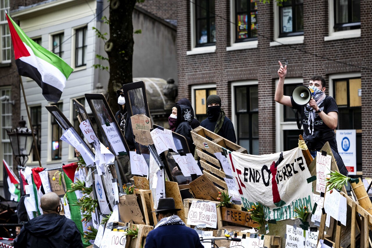 barricade-rondom-binnengasthuisterrein-verder-opgehoogd