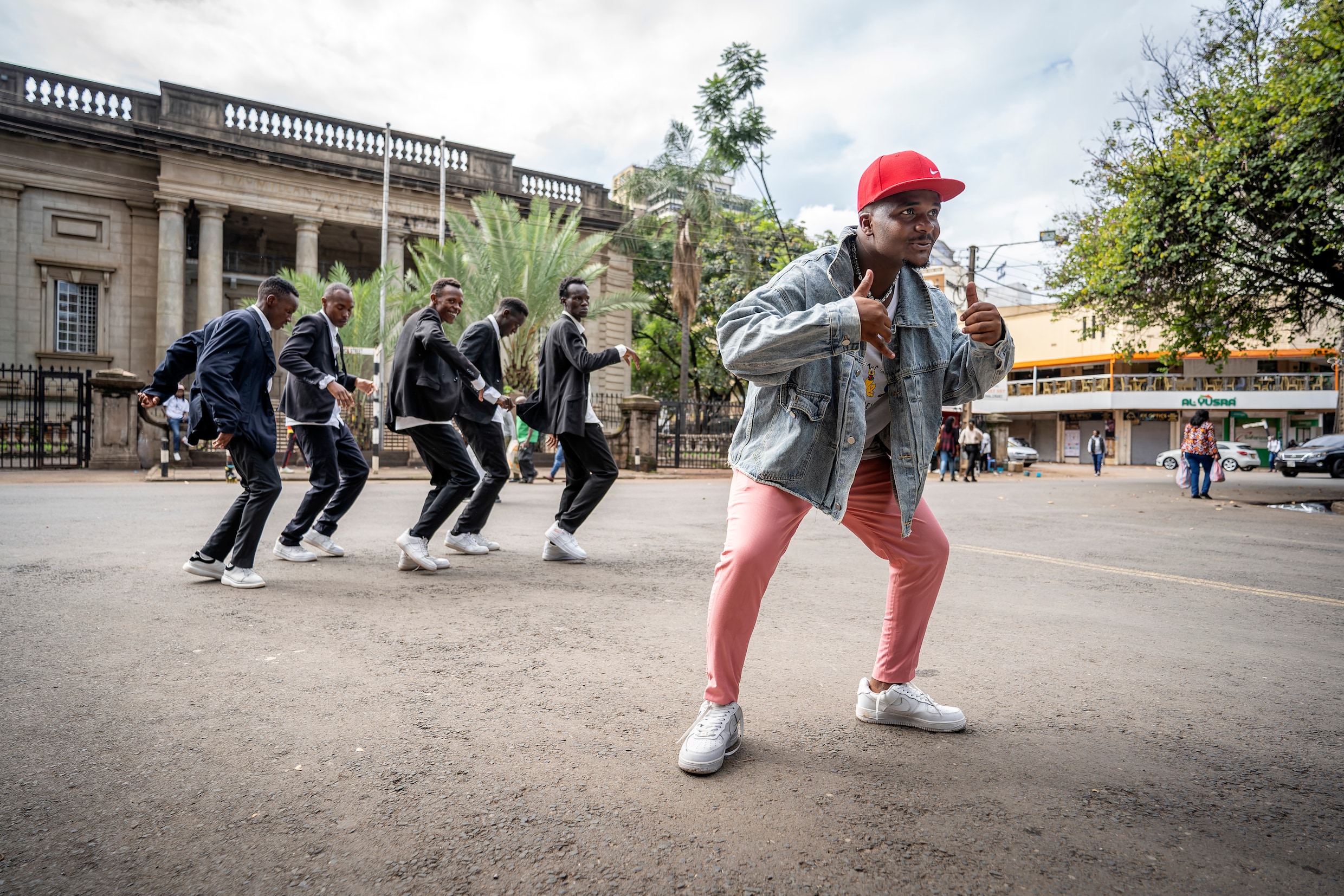 dansen-op-straat-in-de-hoop-ontdekt-te-worden-de-tiktokdansers-van