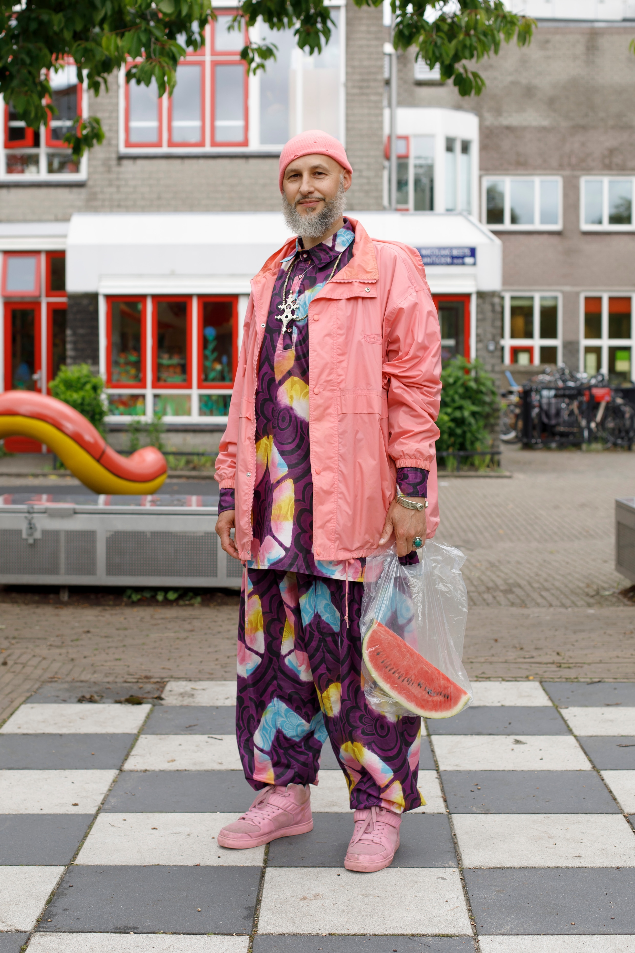 De Stijl Van Kunstenaar Simon Intense Kleuren Zoals Rood Kunnen Mijn