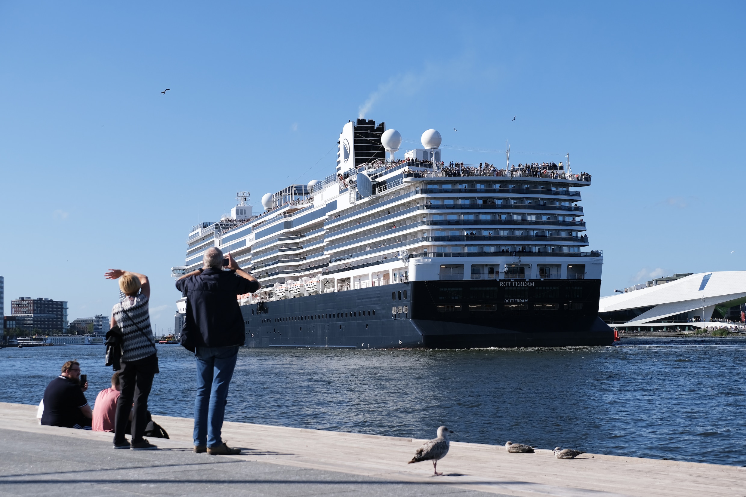 Amsterdam halveert komende jaren aantal zeecruises in Centrum – in 2035  moet PTA verdwenen zijn | Het Parool